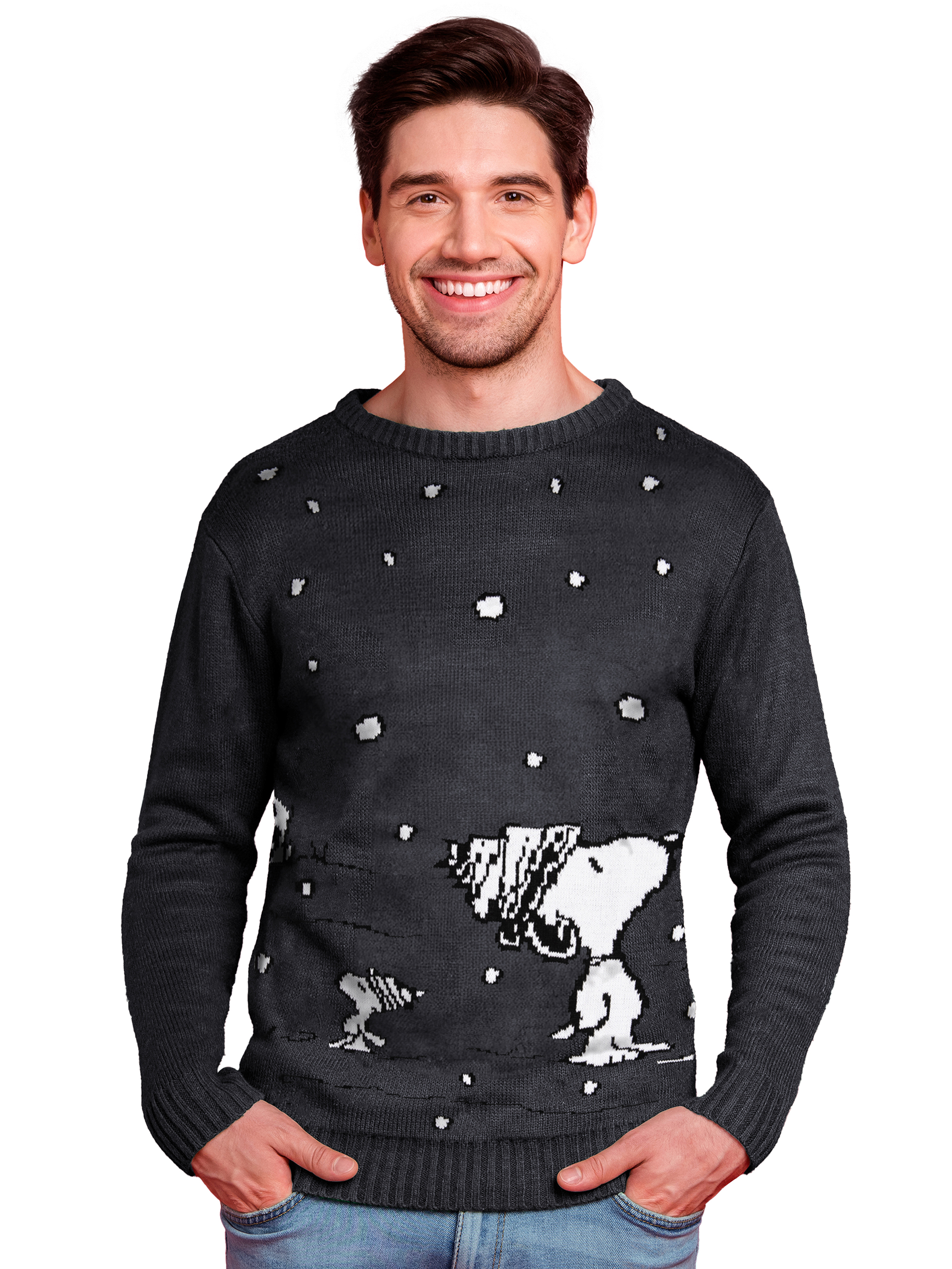 Mann in dunklem Pullover mit Snoopy-Motiv und Schneeflocken.