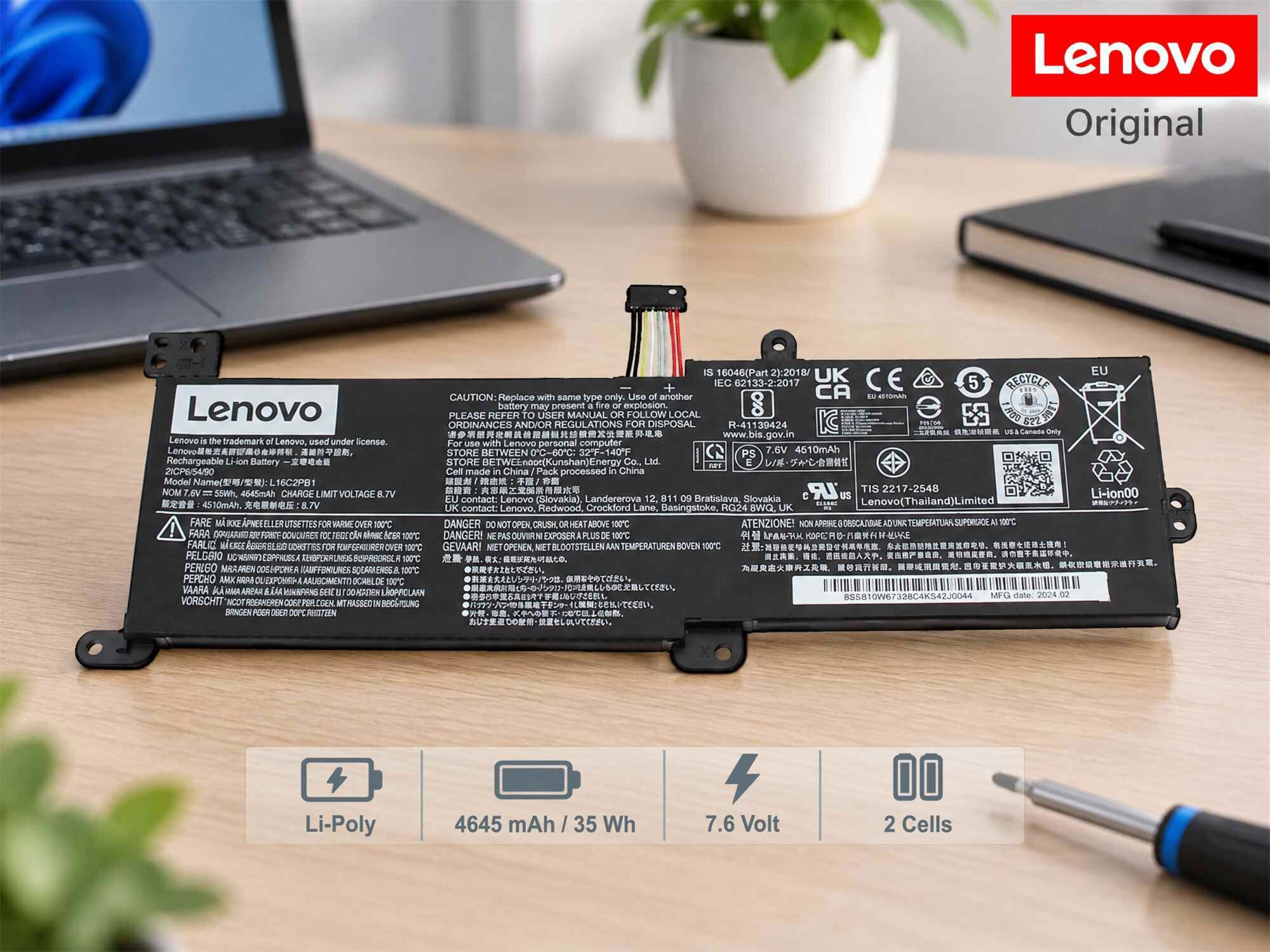 Ein Lenovo-Original-Laptop-Akku liegt vor einem Lenovo-Laptop, mit Warnhinweisen und technischen Daten.