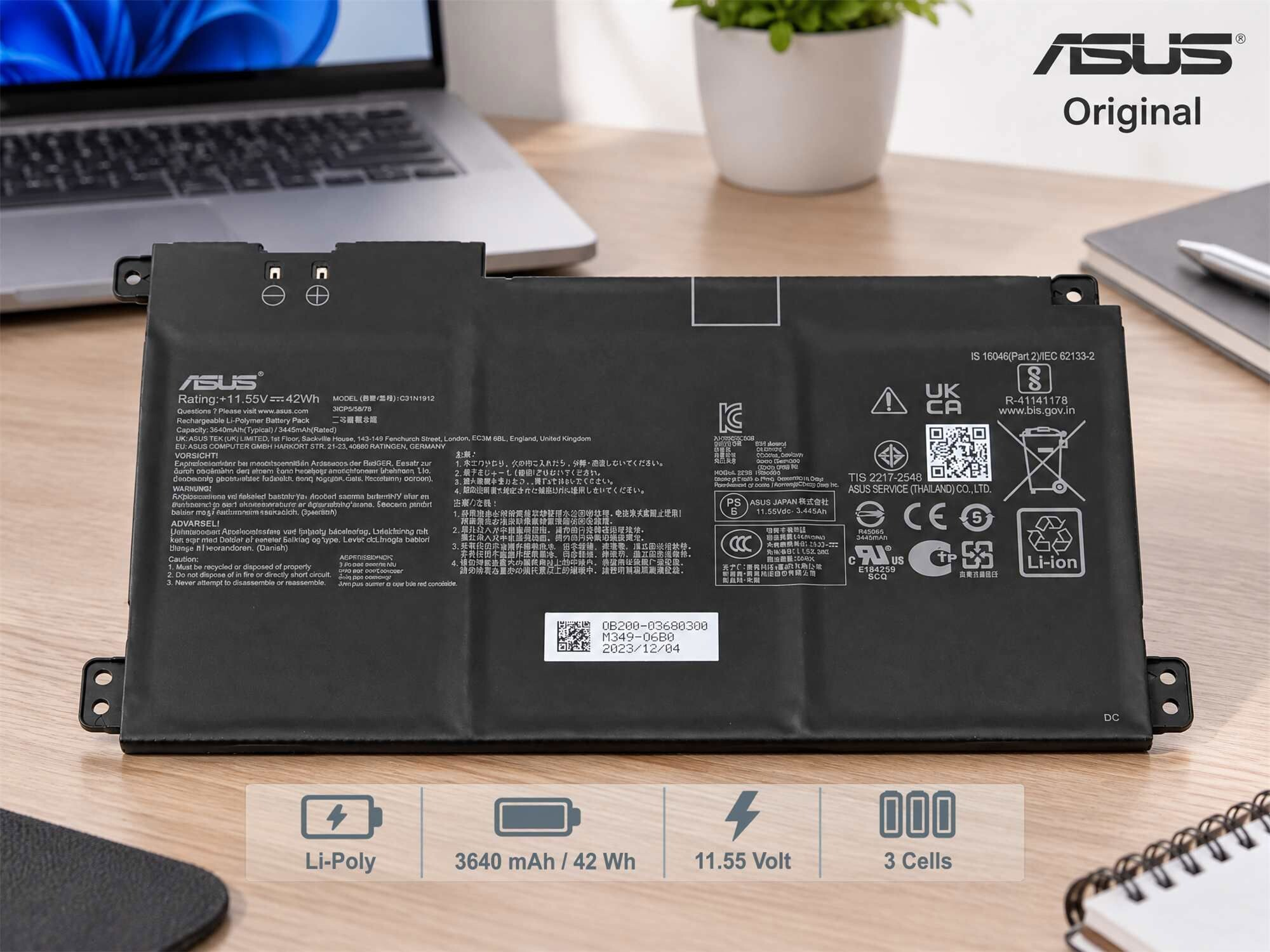 Schwarzer Asus Original Li-Polymer-Laptop-Akku mit technischen Daten und Symbolen auf weißem Tisch.