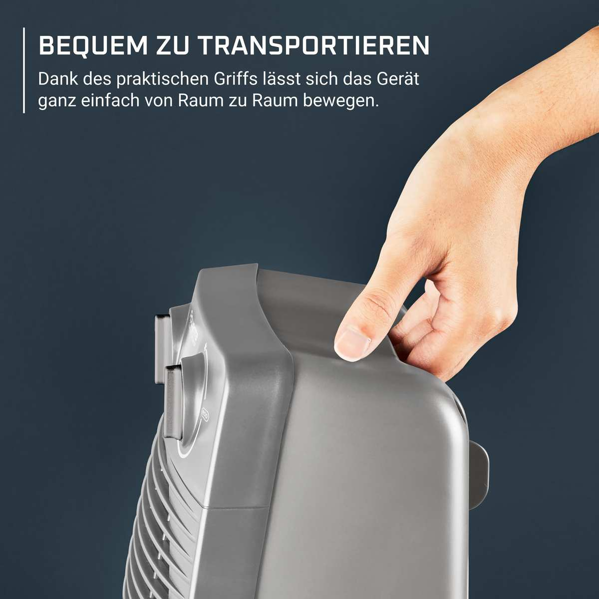 Ręka niesie szary termowentylator za wygodny uchwyt na ciemnoniebieskim tle.