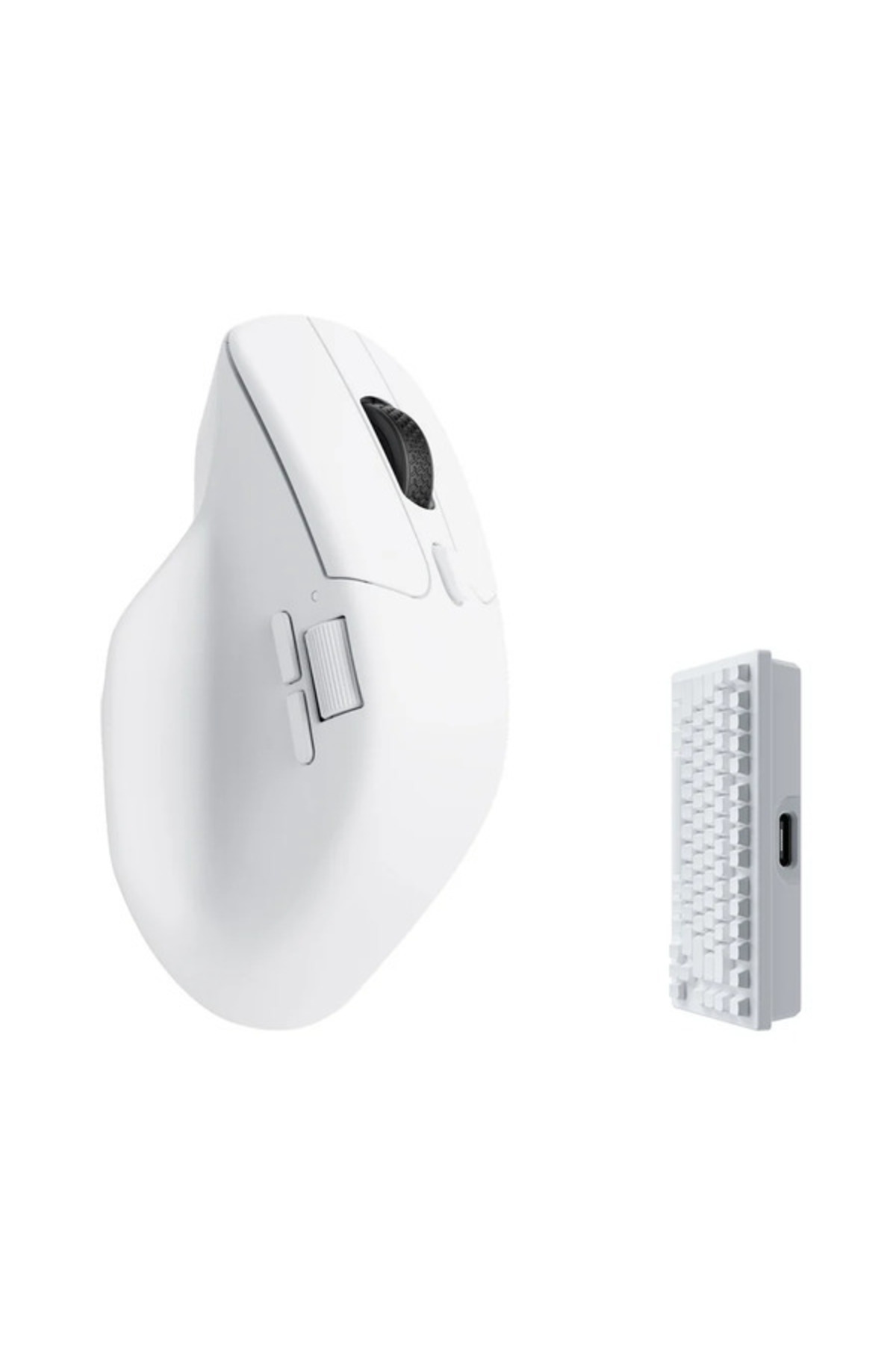 Beyaz arka planda yan tuşları olan beyaz ergonomik bilgisayar faresi ve yanında beyaz mini klavye.