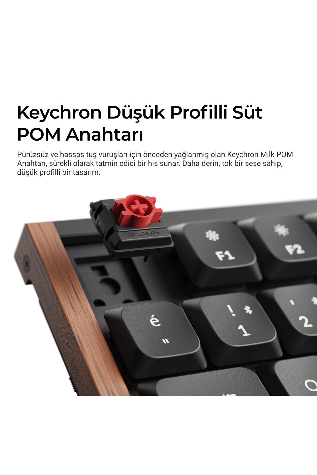 Kırmızı bir Keychron klavye anahtarı, ahşap çerçeveli siyah bir klavyeden kaldırılıyor.