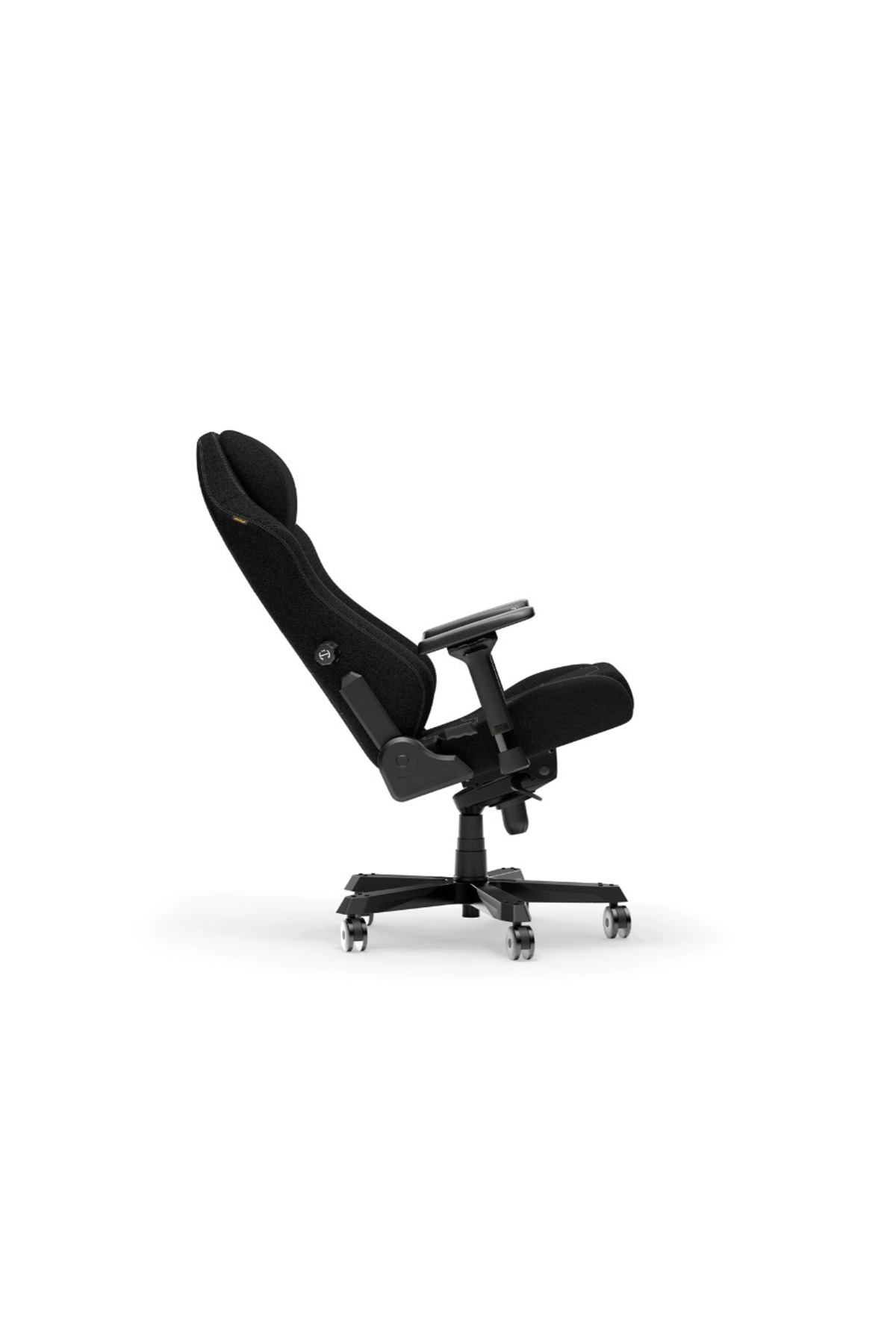 Beyaz arkaplanda kolcakli ve tekerlekli siyah ergonomik ofis koltugu.