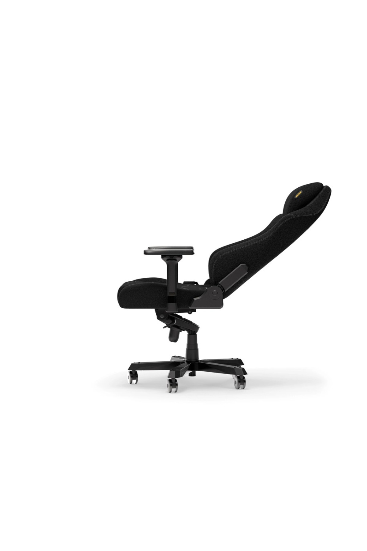 Tekerlekli siyah ergonomik oyuncu koltuğu, beyaz arka planda profilden görünüm.