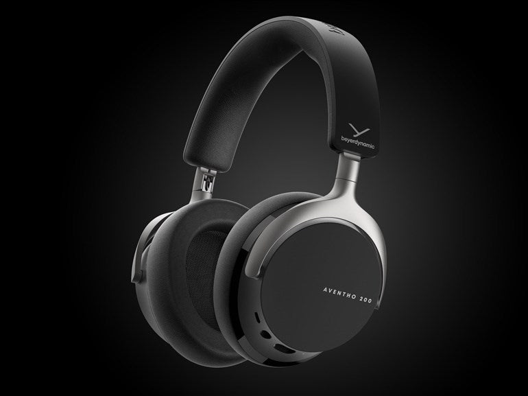Schwarze Beyerdynamic Aventho 200 Over-Ear-Kopfhörer vor dunklem Hintergrund.