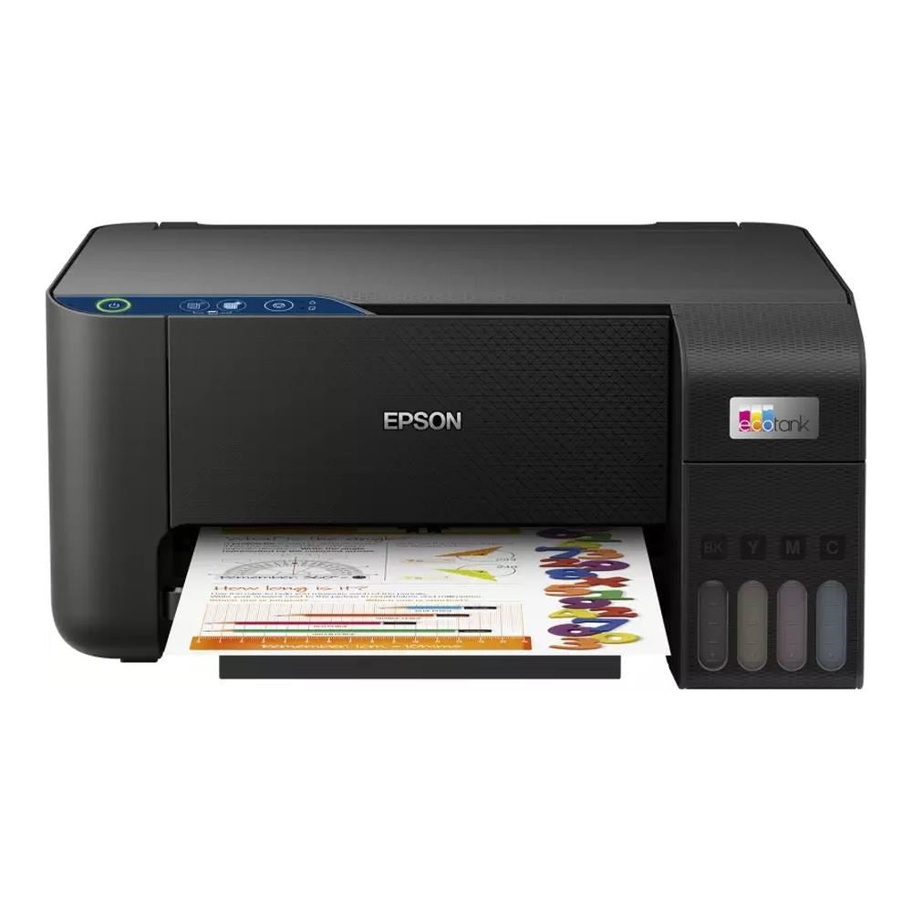 Una stampante nera Epson EcoTank stampa una pagina colorata, vista di fronte su sfondo bianco.