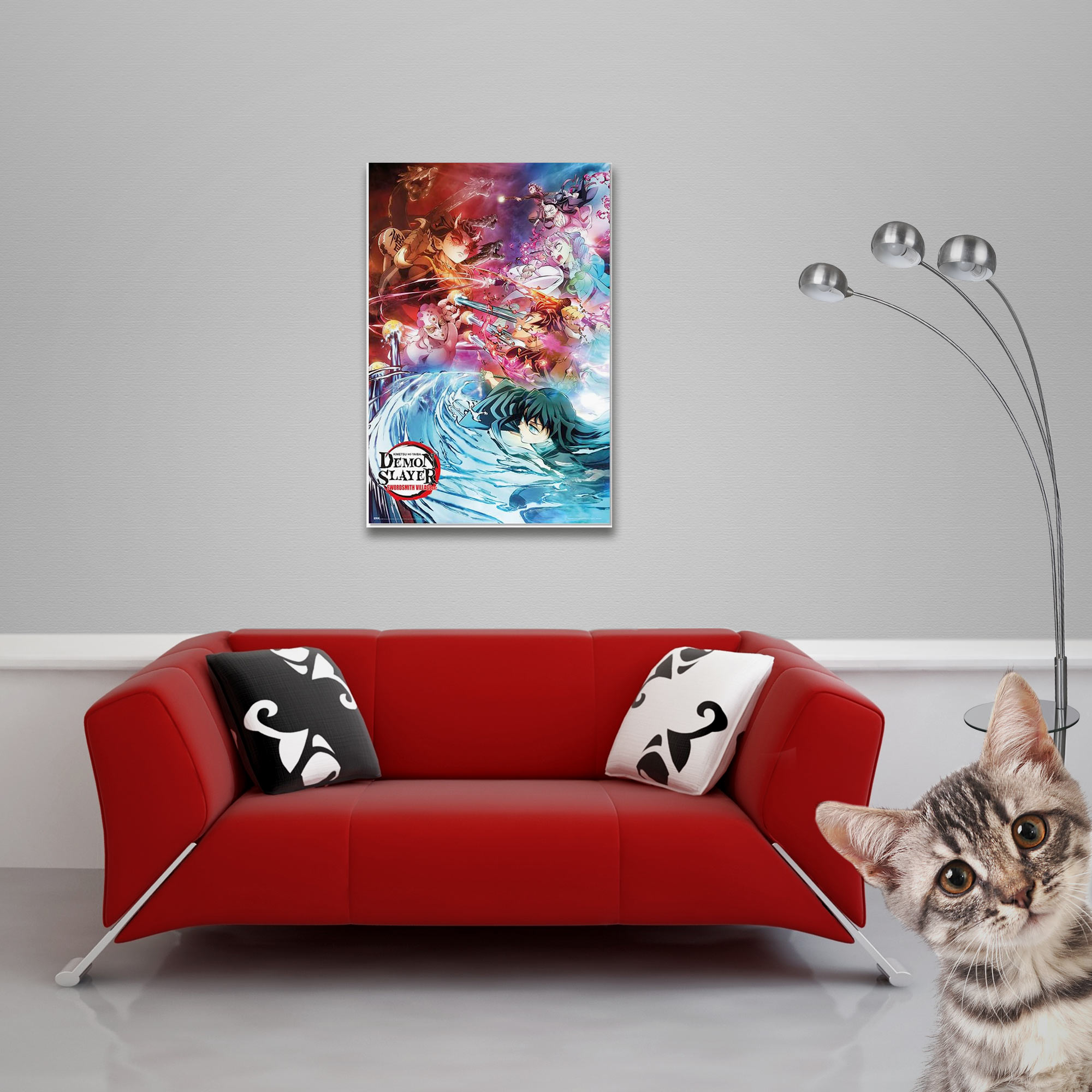 Ein rotes Sofa mit gemischten Kissen steht vor einer grauen Wand mit Anime-Poster, daneben eine Lampe und eine Katze.