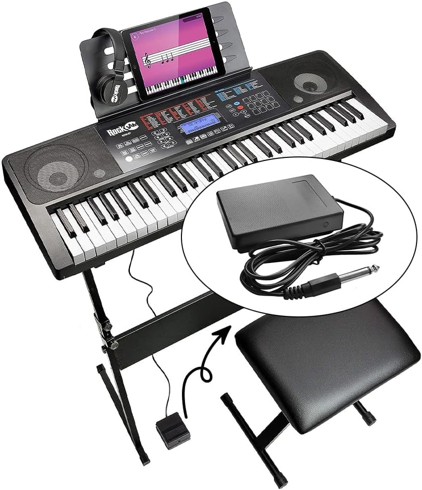 Ein elektronisches Keyboard mit Ständer, Hocker, Tablet, Kopfhörern und Netzteil auf weißem Hintergrund.