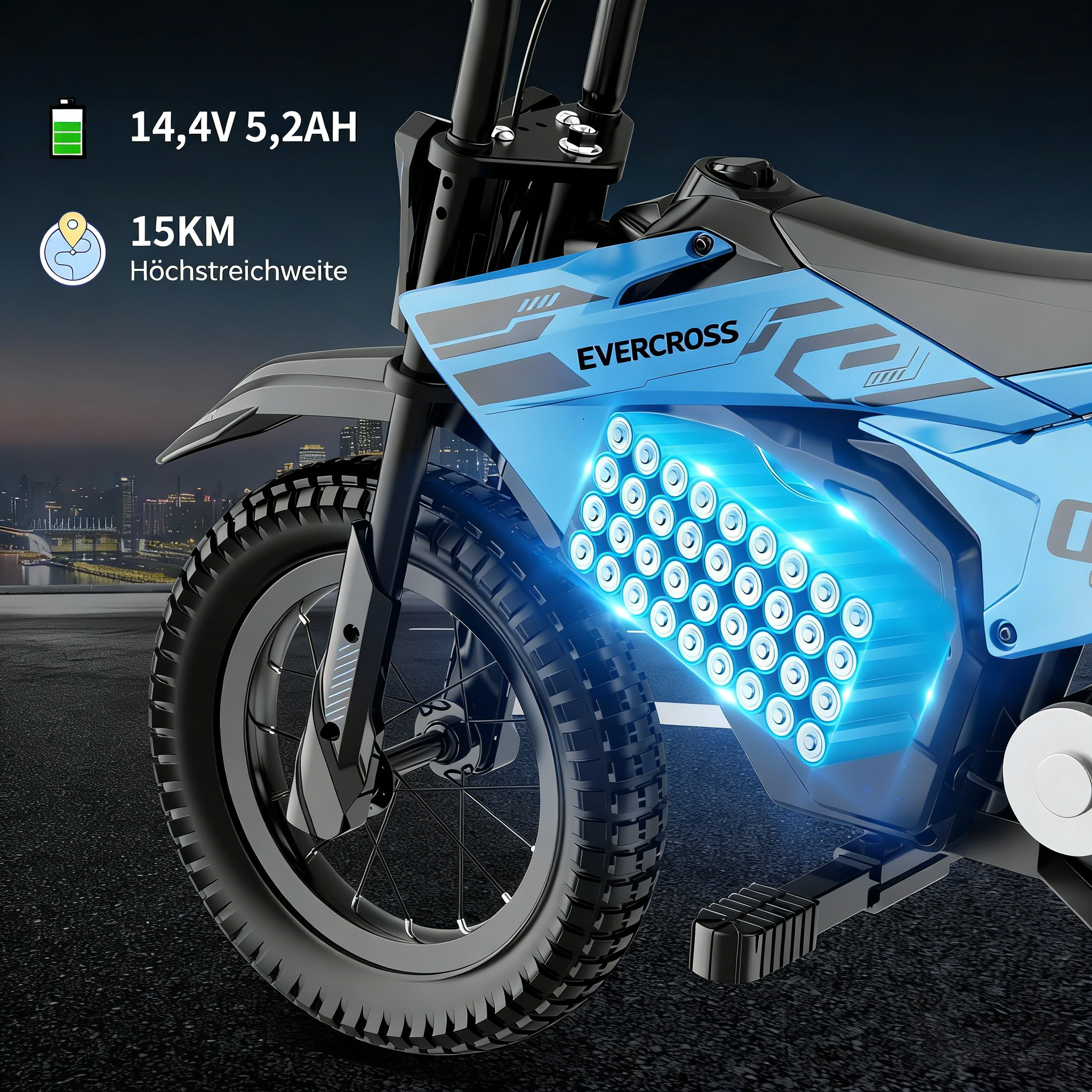 Ein blau-schwarzes Evercross-Elektromotorrad mit leuchtenden Akkuzellen, vor nächtlicher Stadtkulisse.