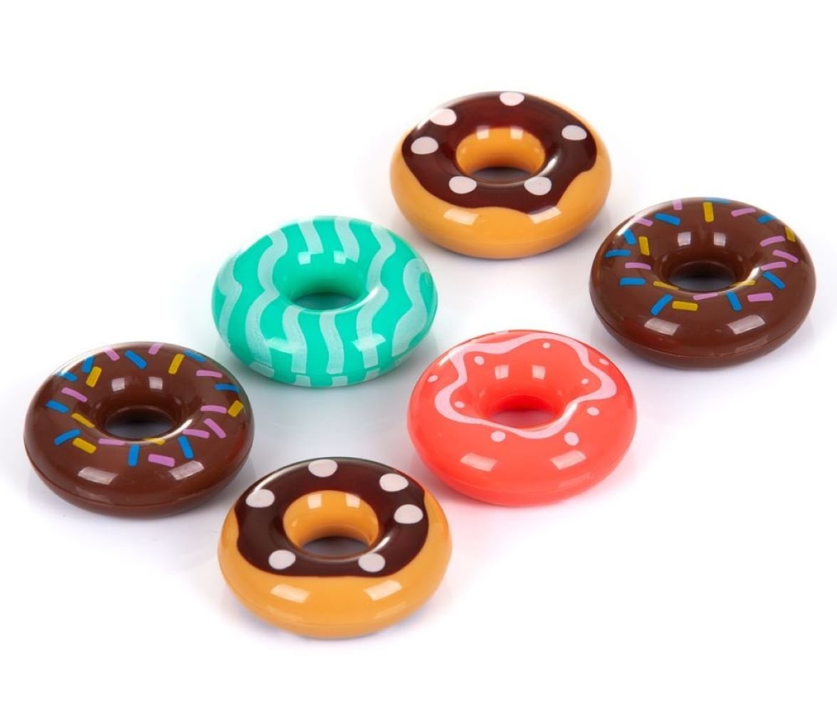 Sechs bunte, glänzende Spielzeugdonuts mit Streuseln und Glasur auf weißem Grund.