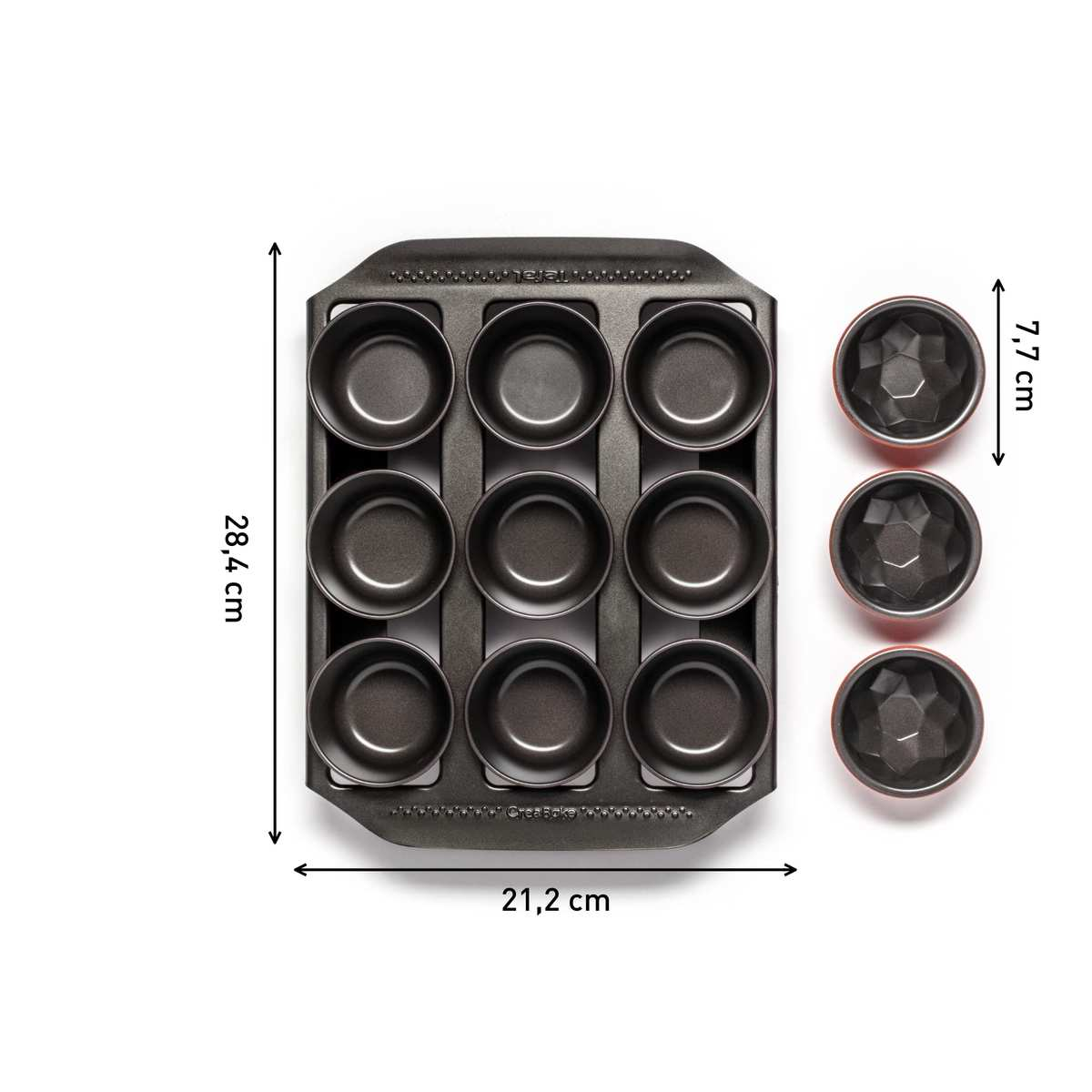 Ein schwarzes 9er-Muffinblech (28,4x21,2 cm) und drei separate facettierte Förmchen mit 7,7 cm Durchmesser.
