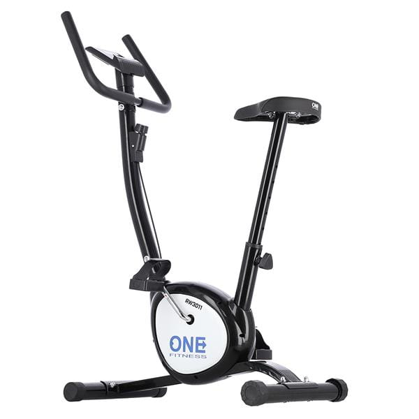Czarny rower stacjonarny z białym logo 'ONE FITNESS' na okrągłej obudowie, na białym tle.