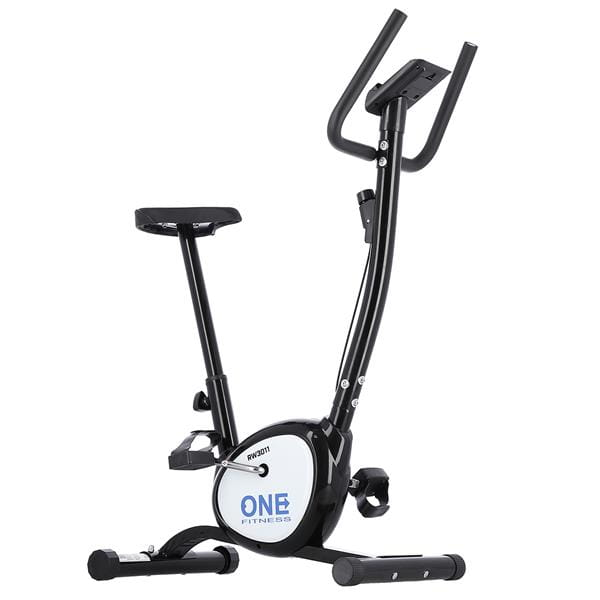 Czarny rowerek stacjonarny z białym napisem ONE Fitness na białym tle.