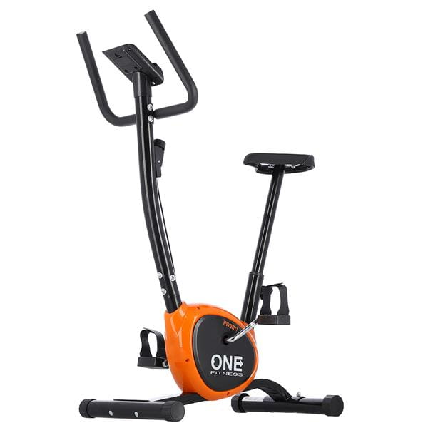 Czarno-pomarańczowy rowerek stacjonarny z logo ONE Fitness na białym tle.