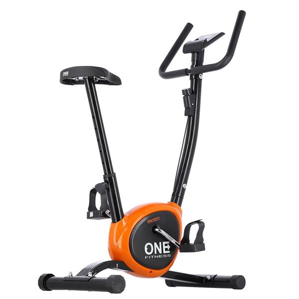 Czarno-pomarańczowy rowerek stacjonarny ONE Fitness z regulowanym siodełkiem i kierownicą na białym tle.