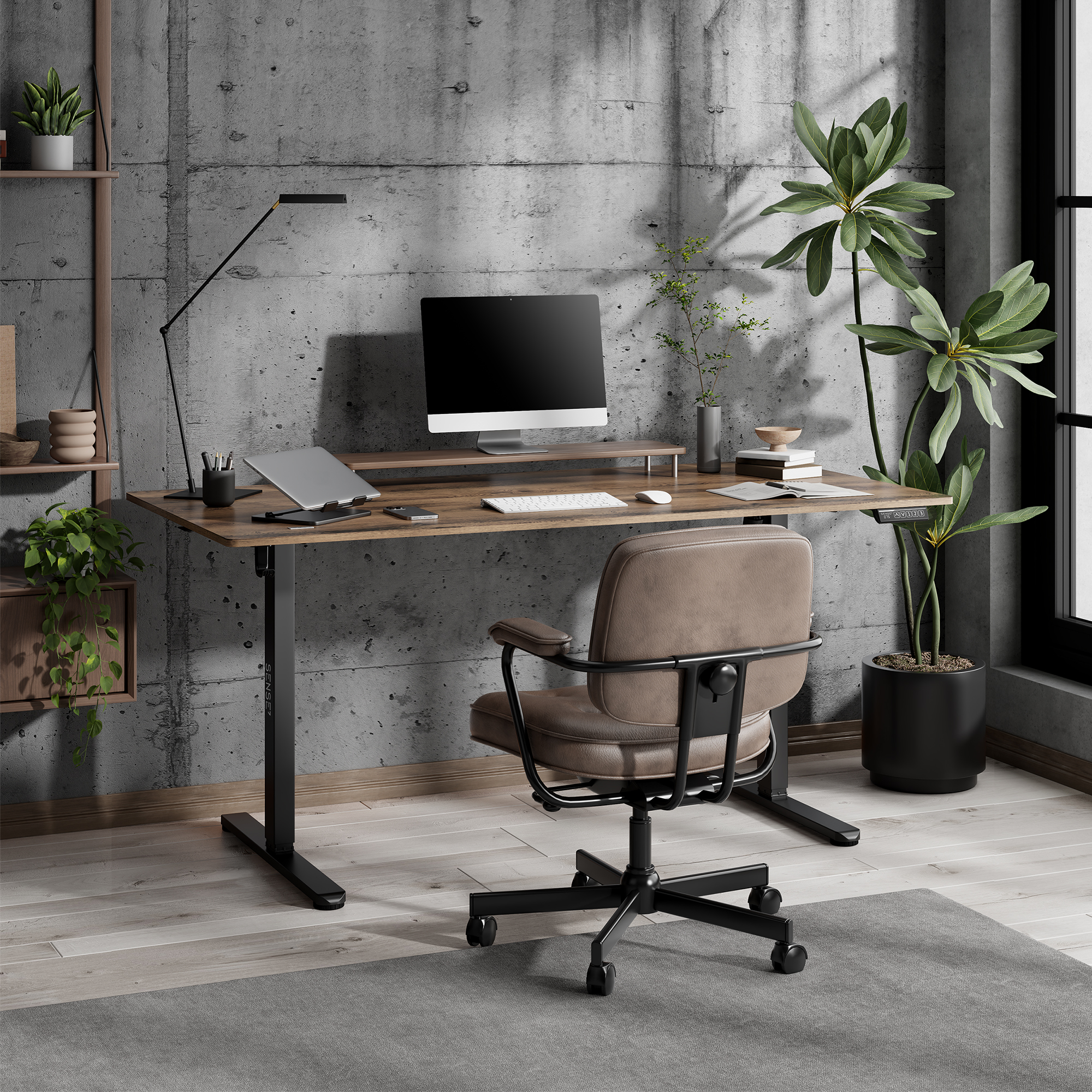 Una oficina moderna en casa con un escritorio de madera, un ordenador, una silla de oficina y plantas en maceta.