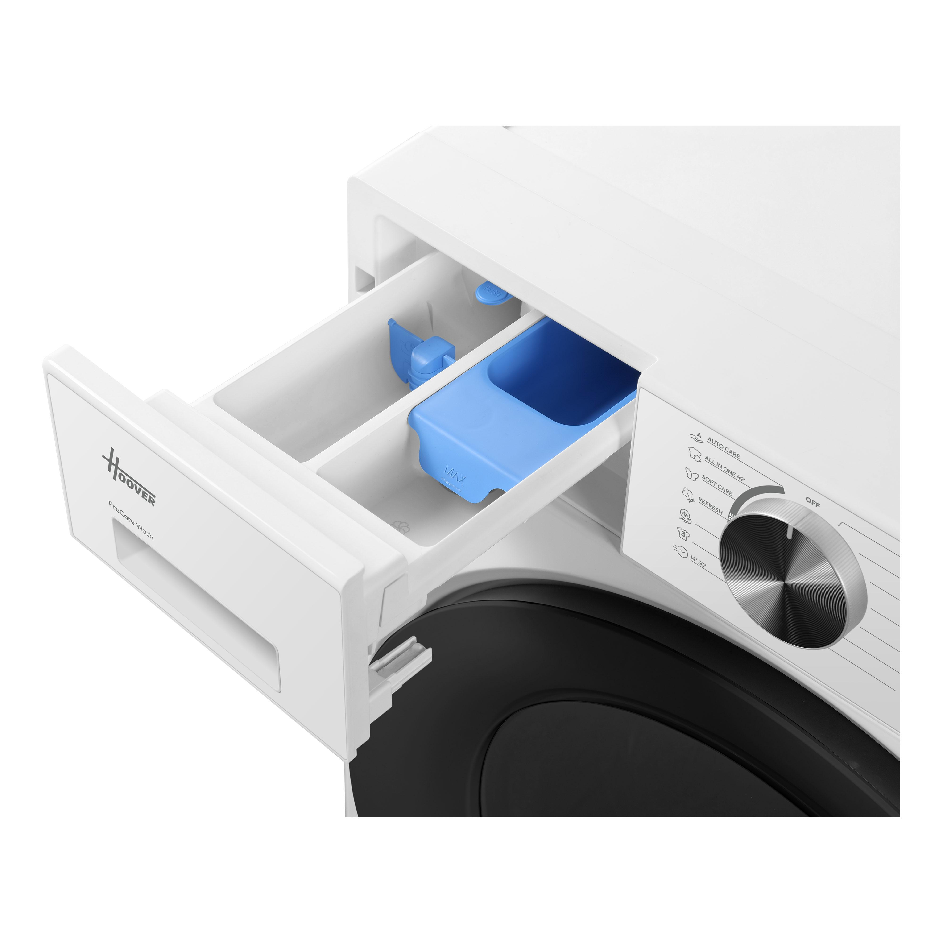 Un cassetto del detersivo aperto di una lavatrice bianca Hoover con inserti blu.