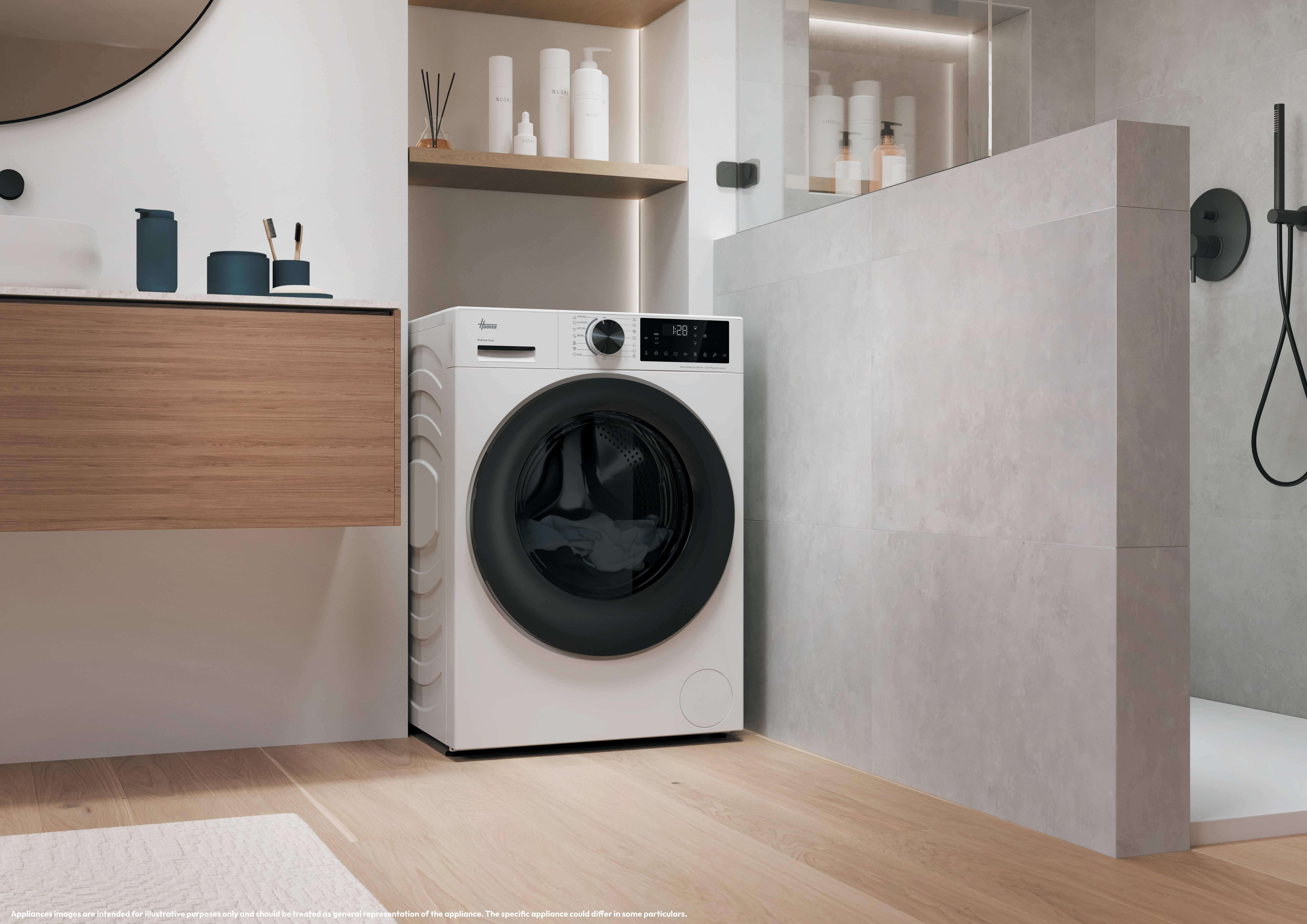 Una moderna lavatrice bianca con sportello nero si trova in un bagno elegante accanto a un mobile in legno e doccia.