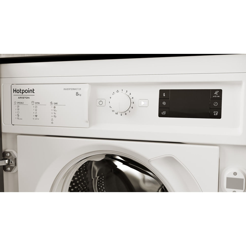 Pannello di controllo di una lavatrice bianca Hotpoint Ariston da 8 kg con manopola e display digitale.
