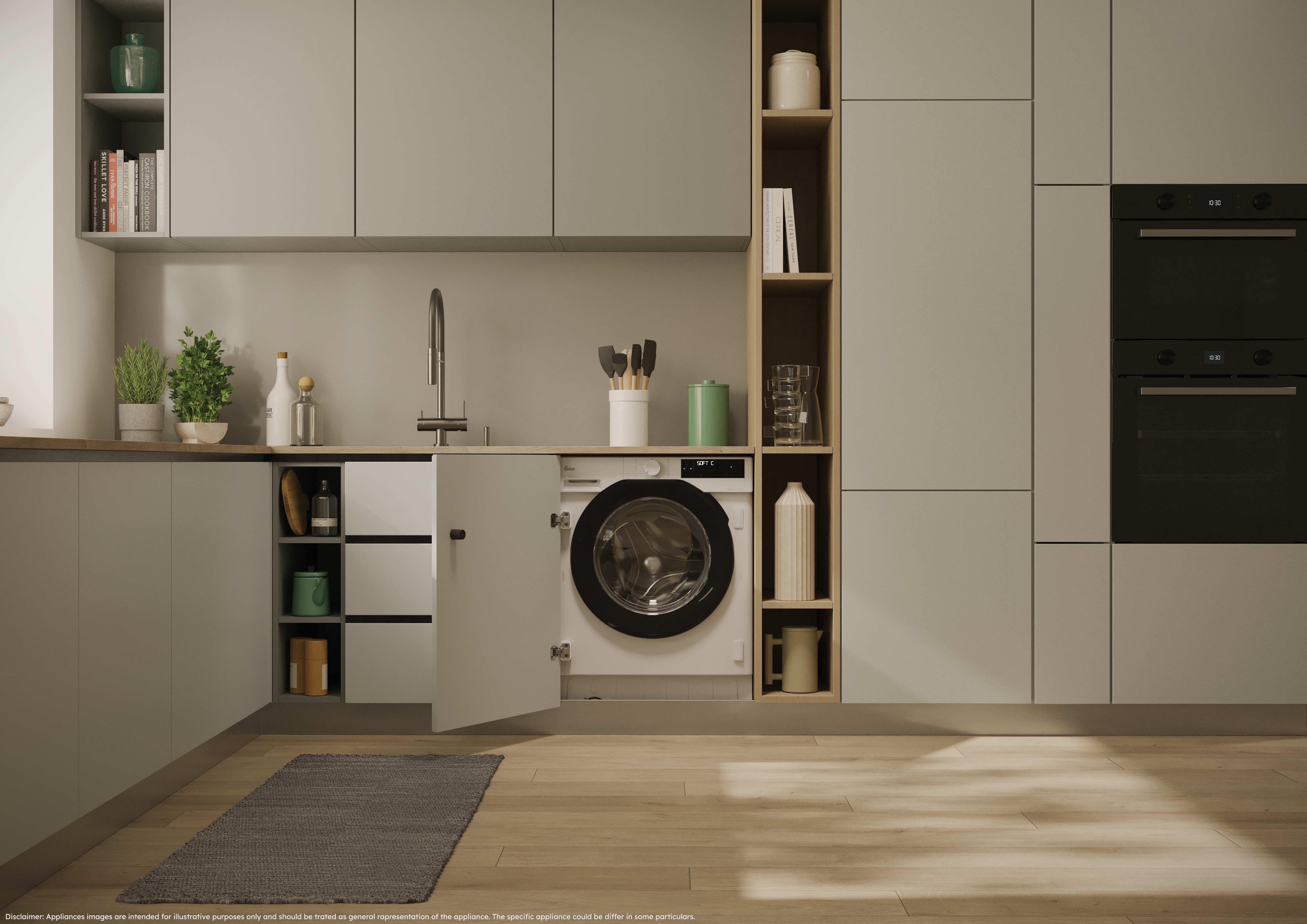 Una moderna cucina grigia con lavatrice integrata, pavimenti in legno, forni da incasso e mensole a vista.