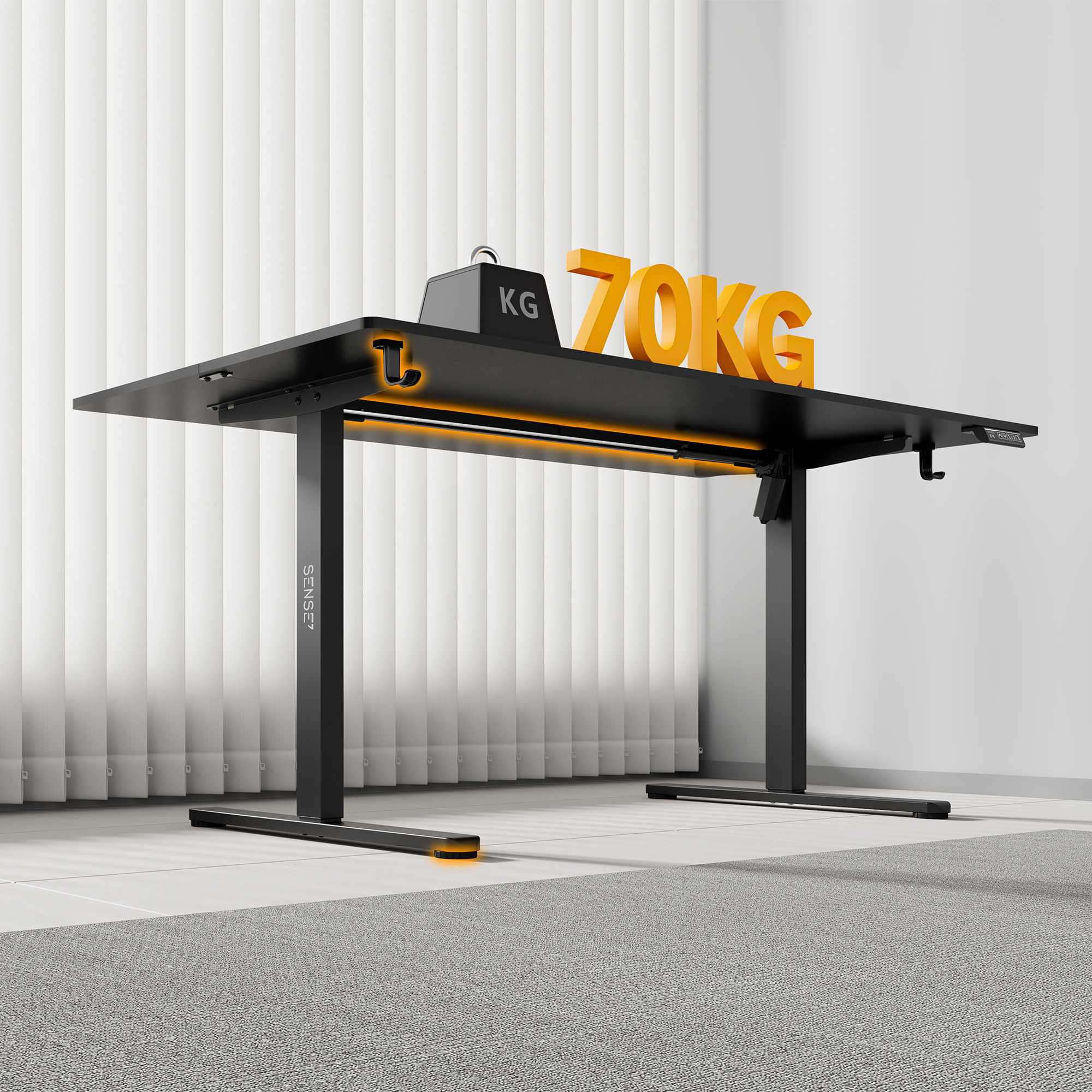 Un escritorio elevable negro con iluminación naranja y un peso de 70 KG encima.
