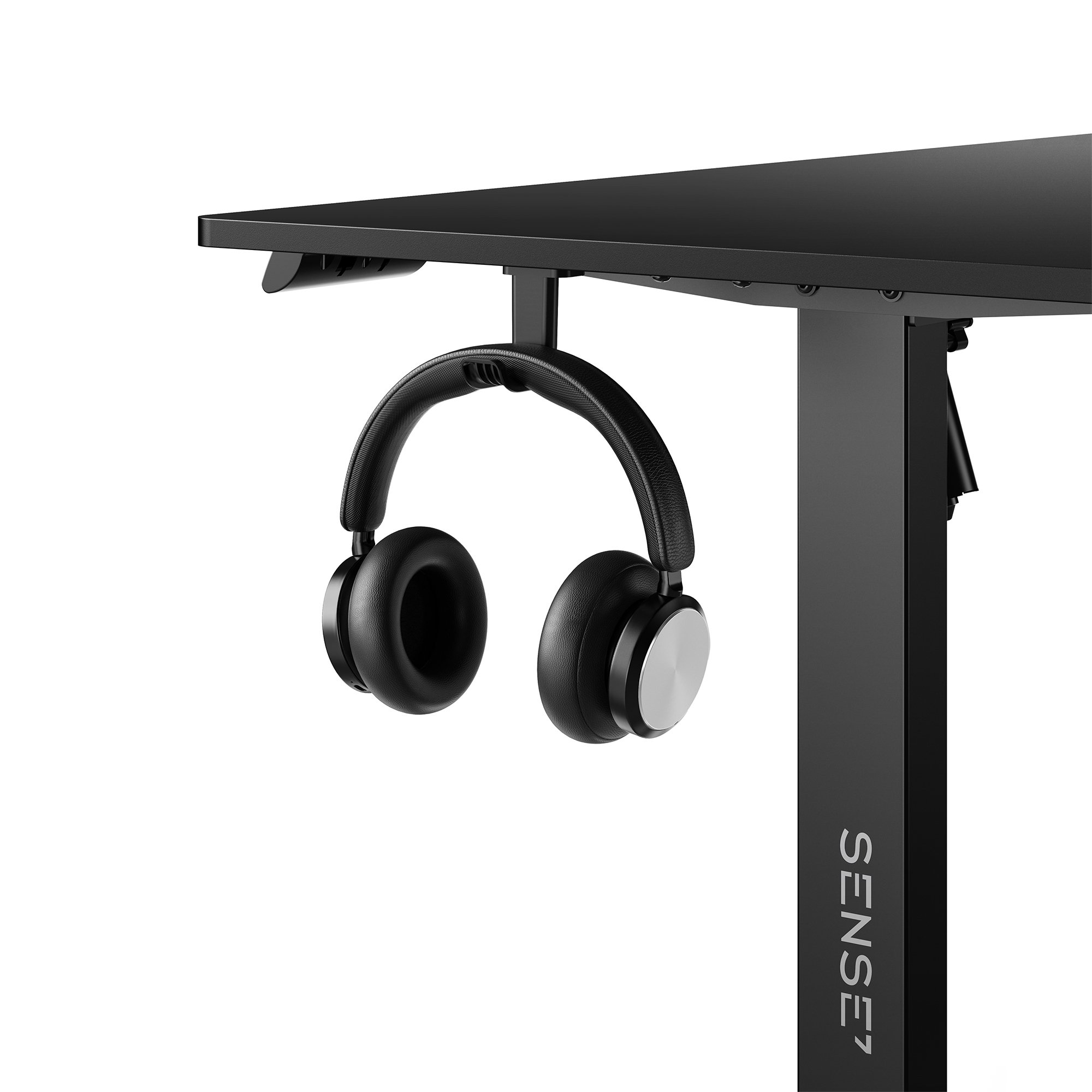 Auriculares negros colgados en un soporte bajo un escritorio negro con el texto SENSE7.