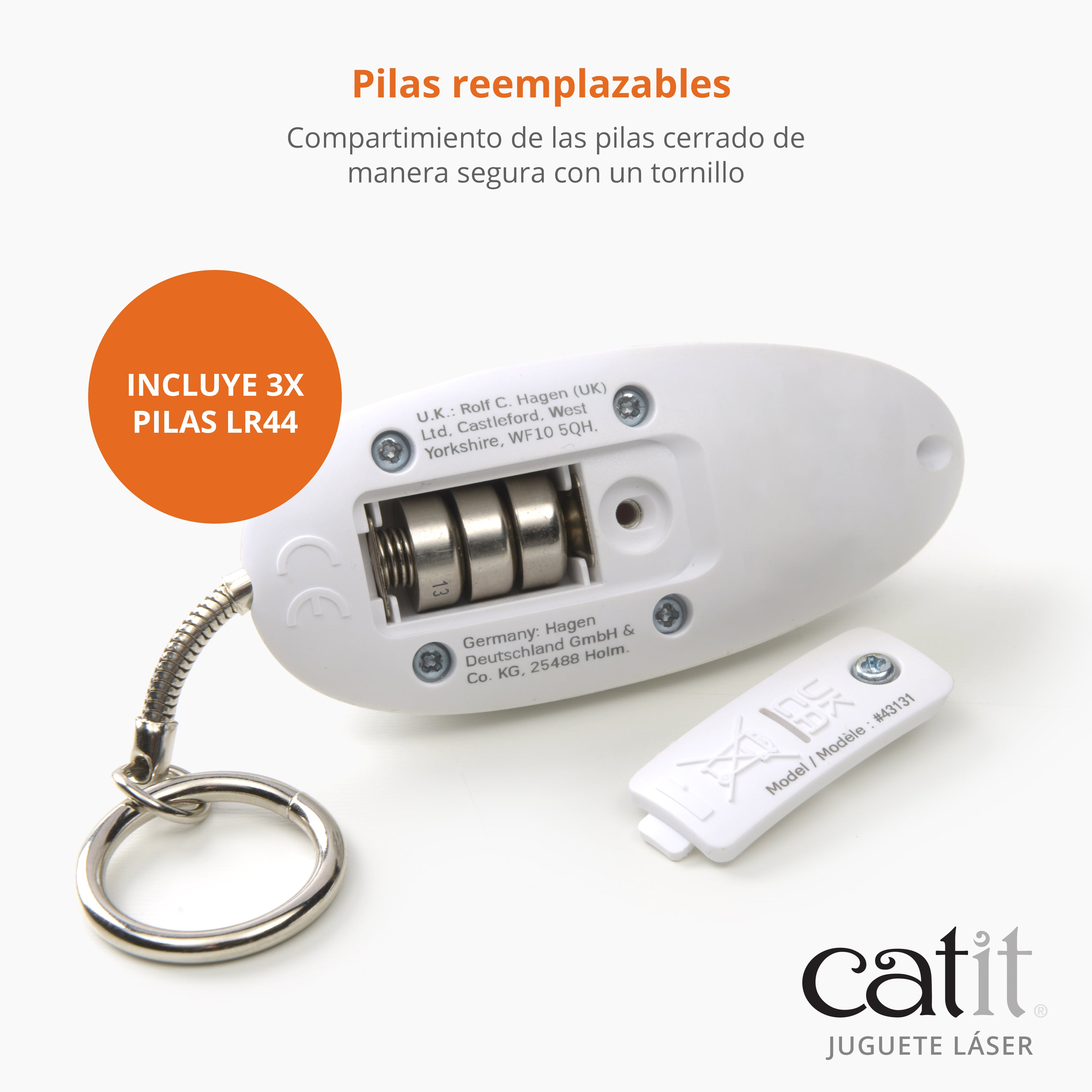 Parte inferior de un juguete láser blanco para gatos con compartimento de pilas abierto y tres pilas LR44.