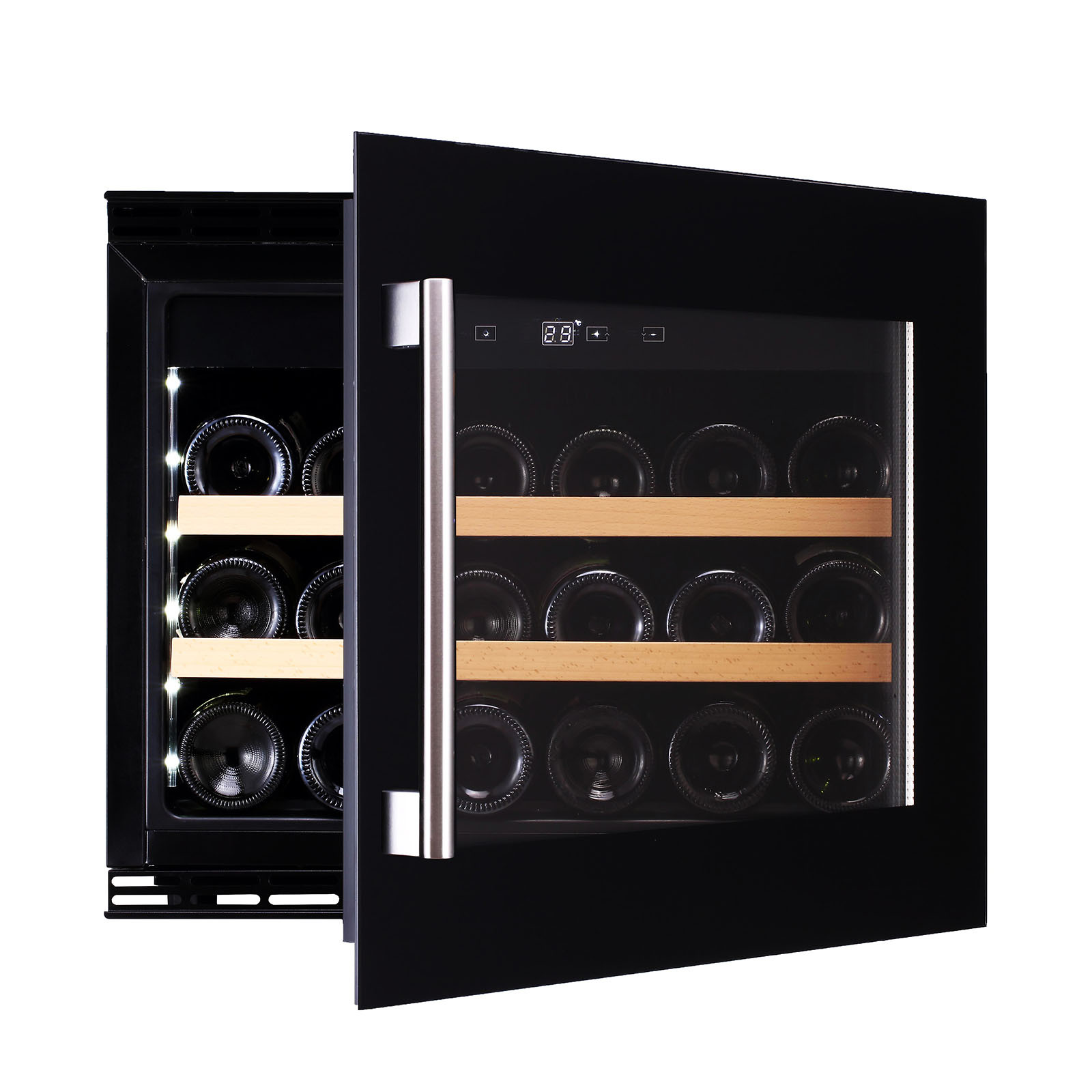 Una cantinetta per vino nera con porta in vetro, ripiani in legno e bottiglie illuminate su sfondo bianco.