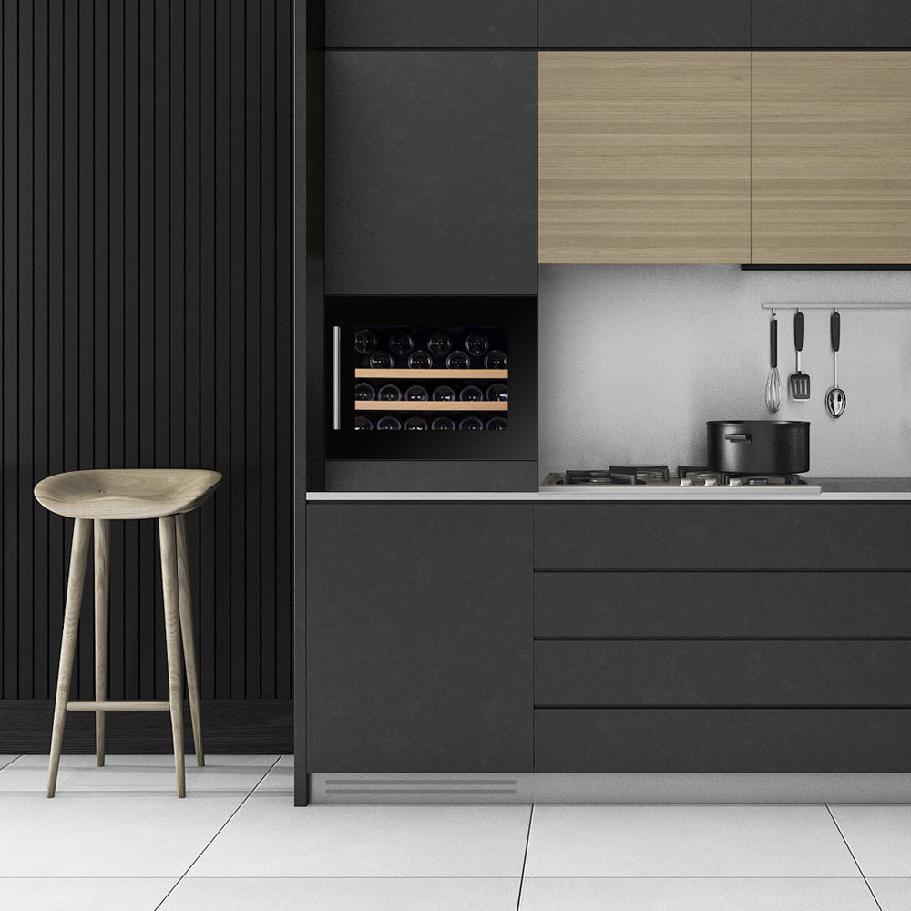 Una moderna cucina nera con pensili in legno, una cantinetta per vino integrata, un piano cottura e uno sgabello.