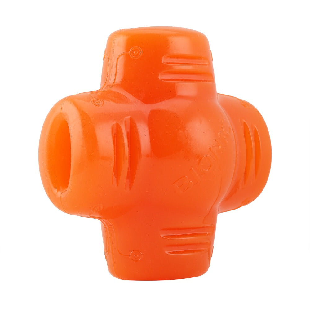 Un juguete de plástico brillante y naranja para perros en forma de cruz con ranuras y relieve.