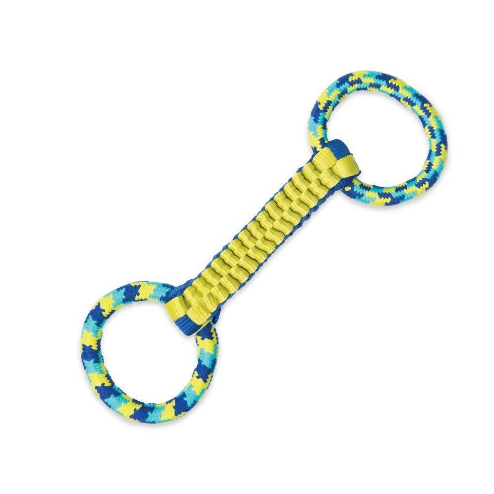 Un juguete de cuerda para perros azul y amarillo con dos anillos y un centro trenzado sobre fondo blanco.
