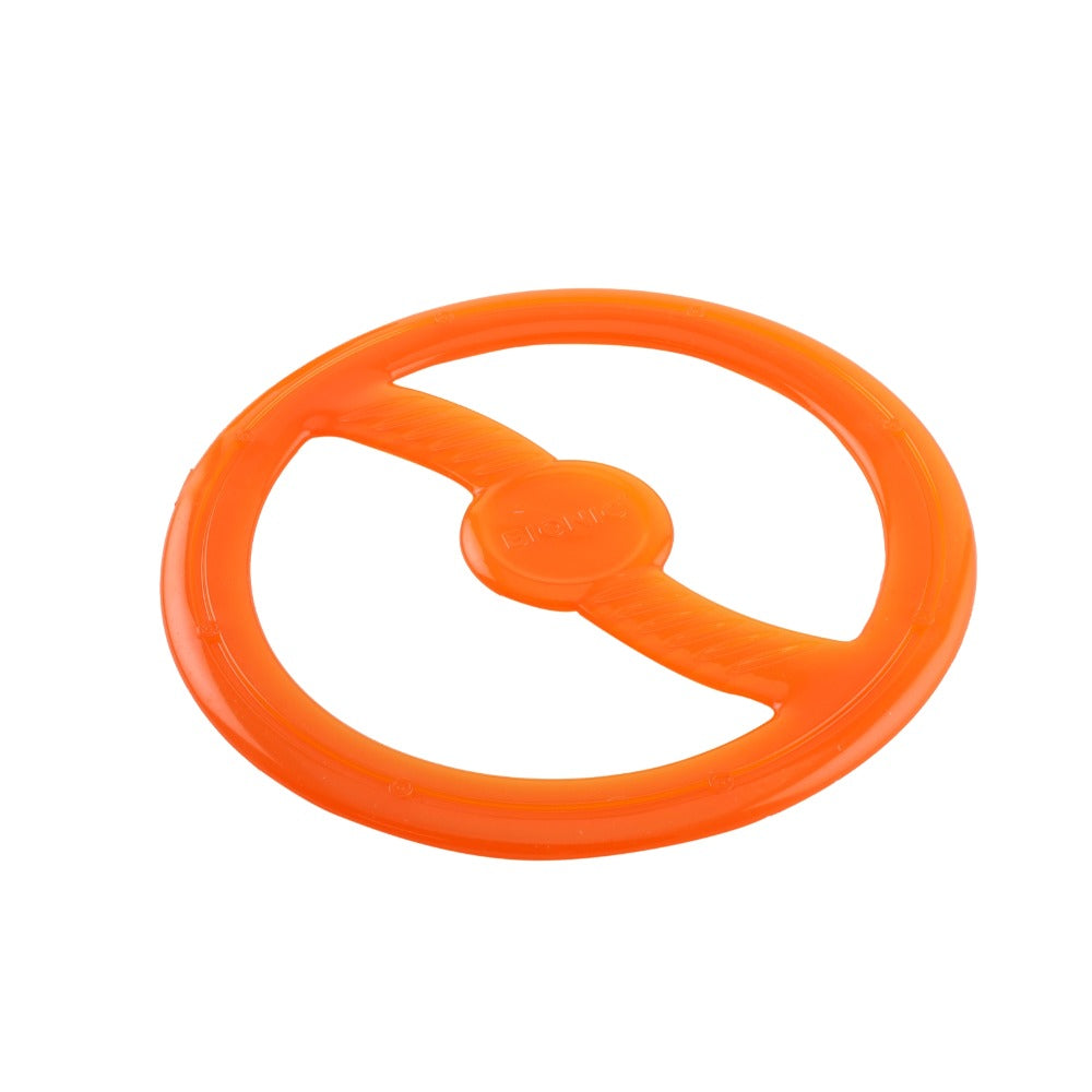 Un anillo de plástico redondo de color naranja con una barra transversal y un centro circular sobre fondo blanco.