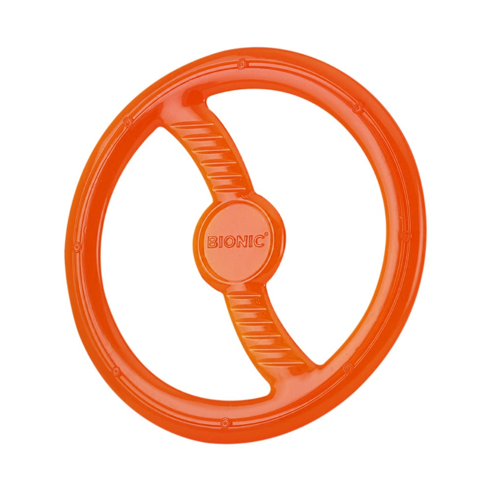 Un juguete para perros Bionic naranja con forma de volante sobre fondo blanco.