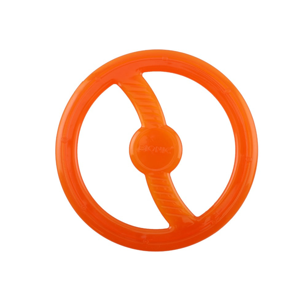 Un juguete de goma translúcido de color naranja con forma de volante sobre fondo blanco.