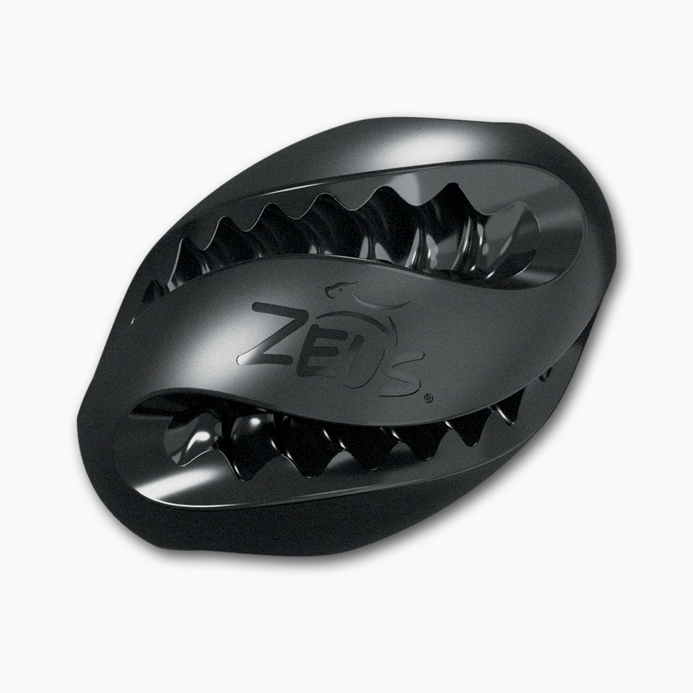 Un juguete para perros Zeus negro con aberturas dentadas y logotipo sobre fondo blanco.