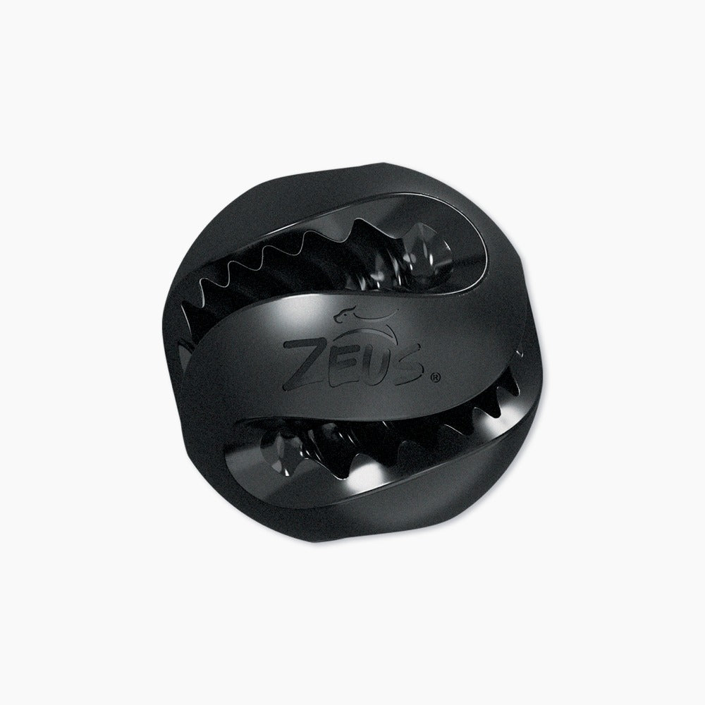 Juguete para perros de goma Zeus negro con aberturas dentadas sobre fondo blanco.