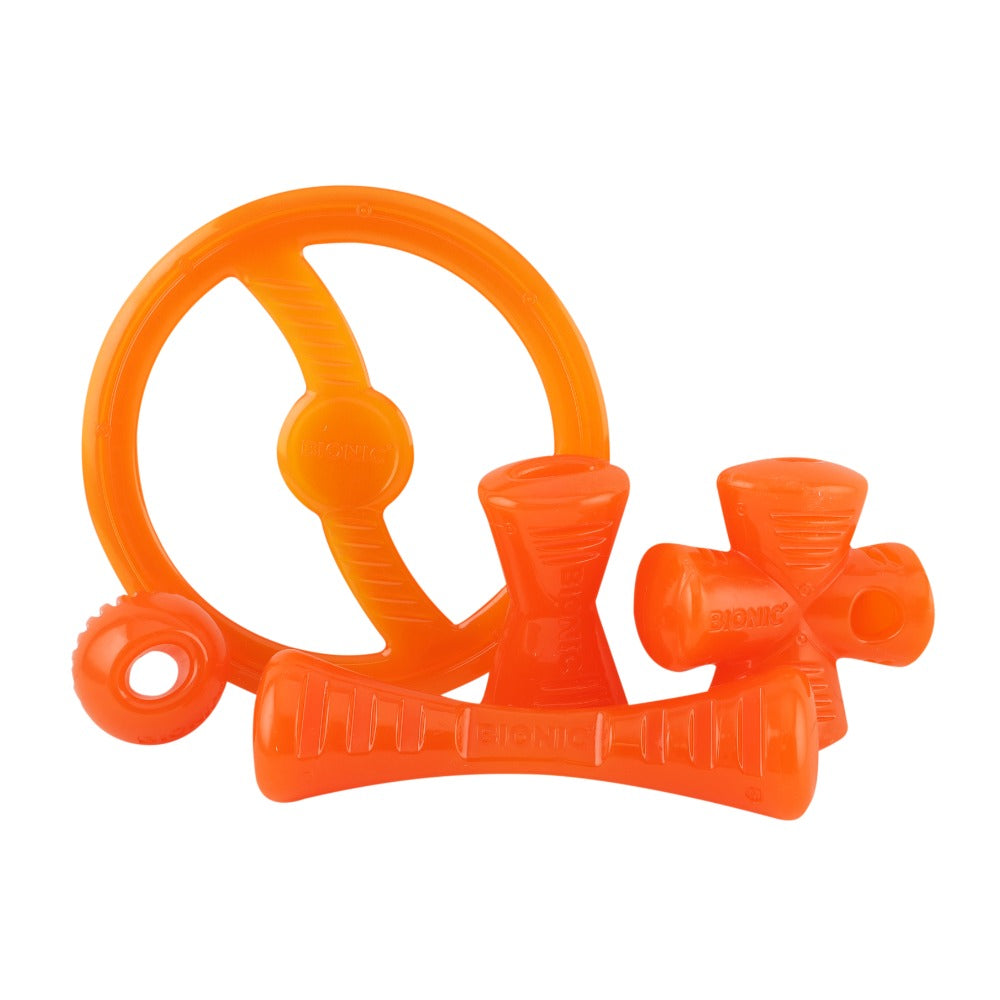 Una colección de juguetes de goma naranja y duraderos para perros sobre fondo blanco.