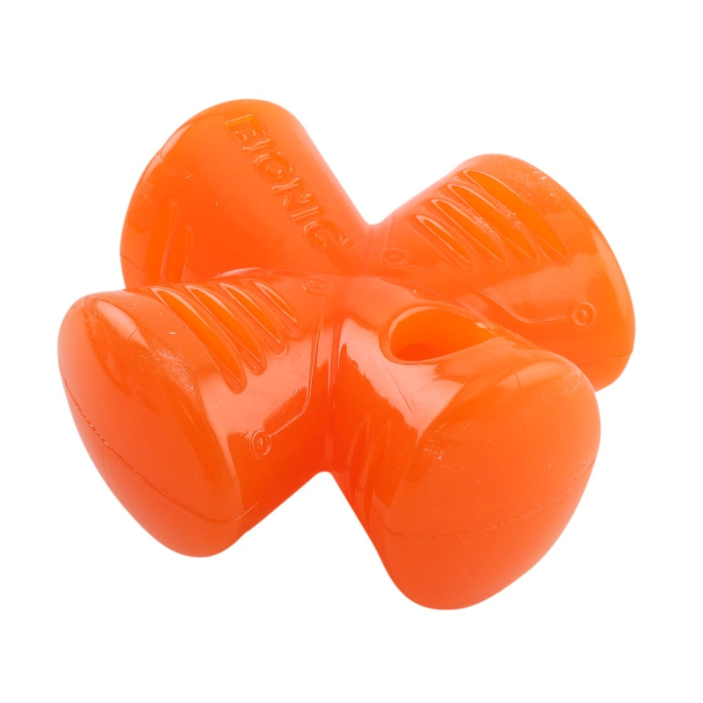 Un juguete para perro de goma naranja de cuatro brazos sobre fondo blanco.