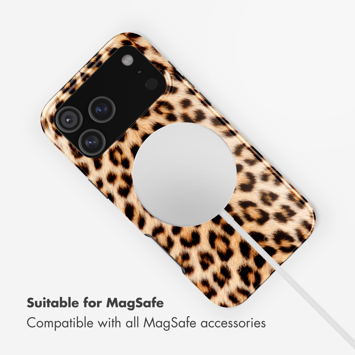 Handyhülle mit Leopardenmuster und weißem runden MagSafe-Magneten auf weißem Grund.