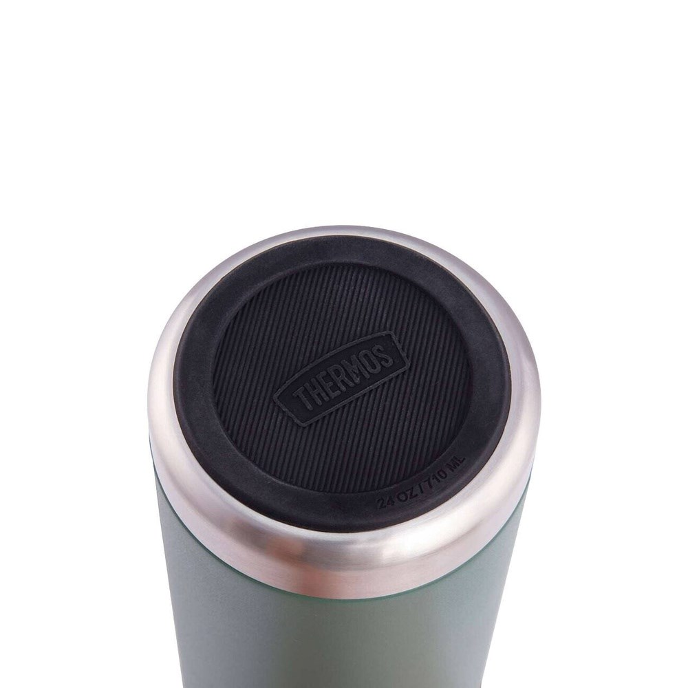 Siyah kauçuk tabanlı ve Thermos logolu gri bir termosun alt kısmı.