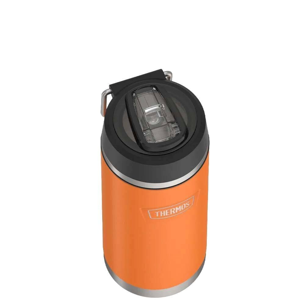 Beyaz arka planda siyah kapaklı ve metal mandallı turuncu Thermos kabı.