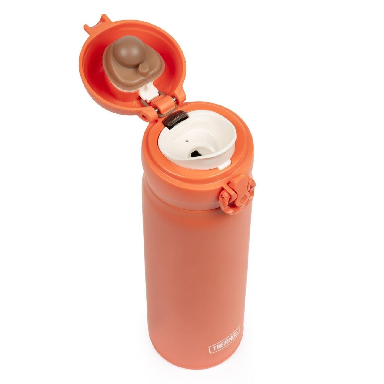Beyaz arka planda açık turuncu Thermos seyahat kupası, beyaz içme kenarı ve kahverengi tıkaç içerir.