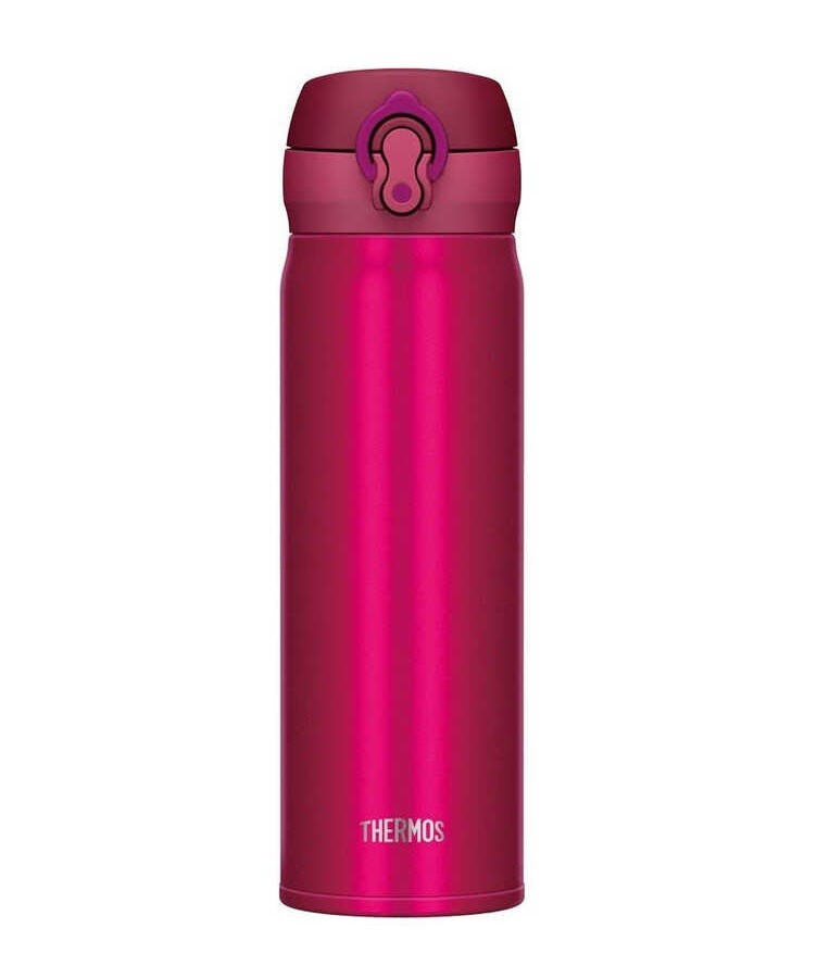 Düz bir arka plan üzerinde güvenli kilitli kapaklı ve beyaz logo ile metalik fuşya rengi Thermos seyahat kupası.
