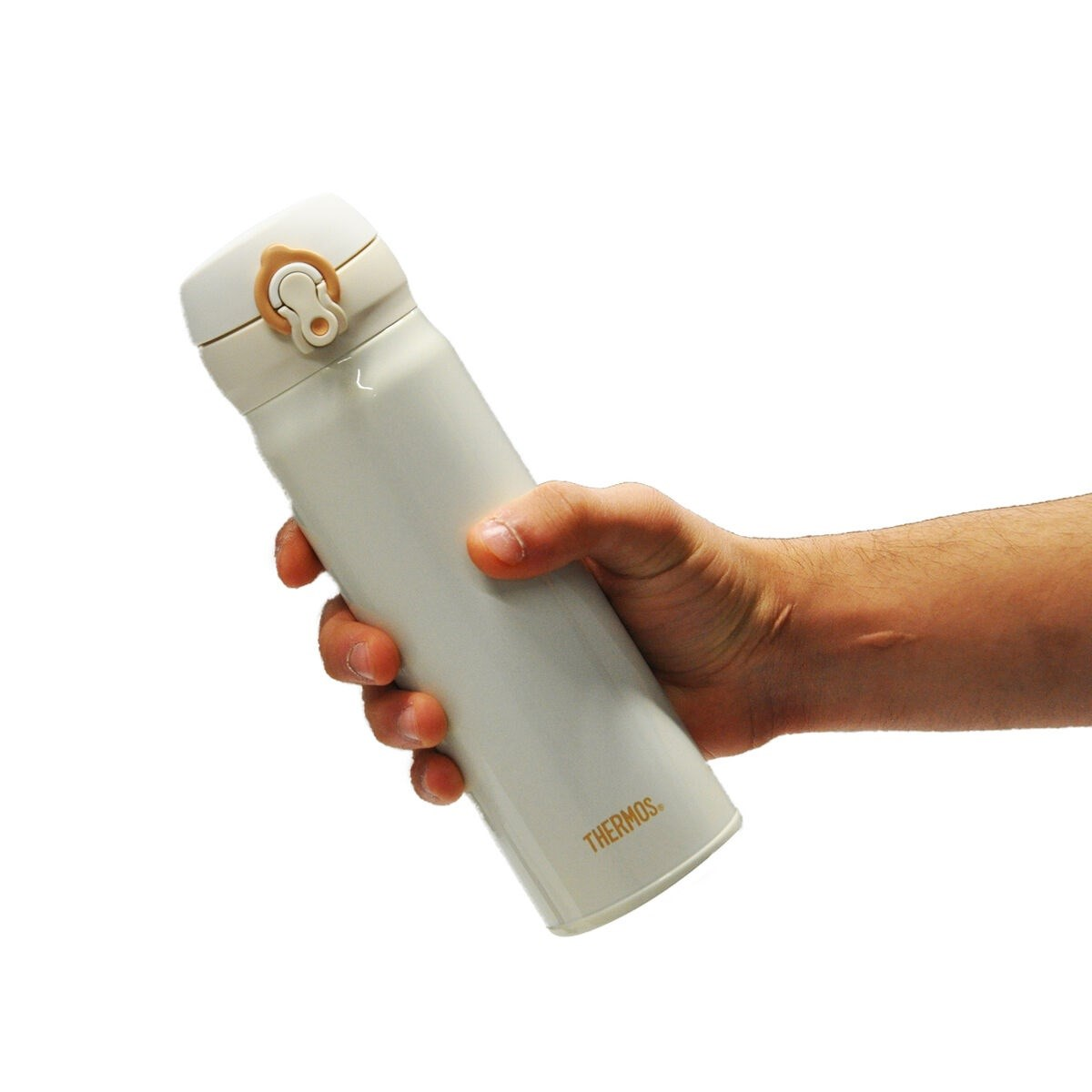 Beyaz arka planda THERMOS yazılı beyaz bir termos şişesini tutan el.