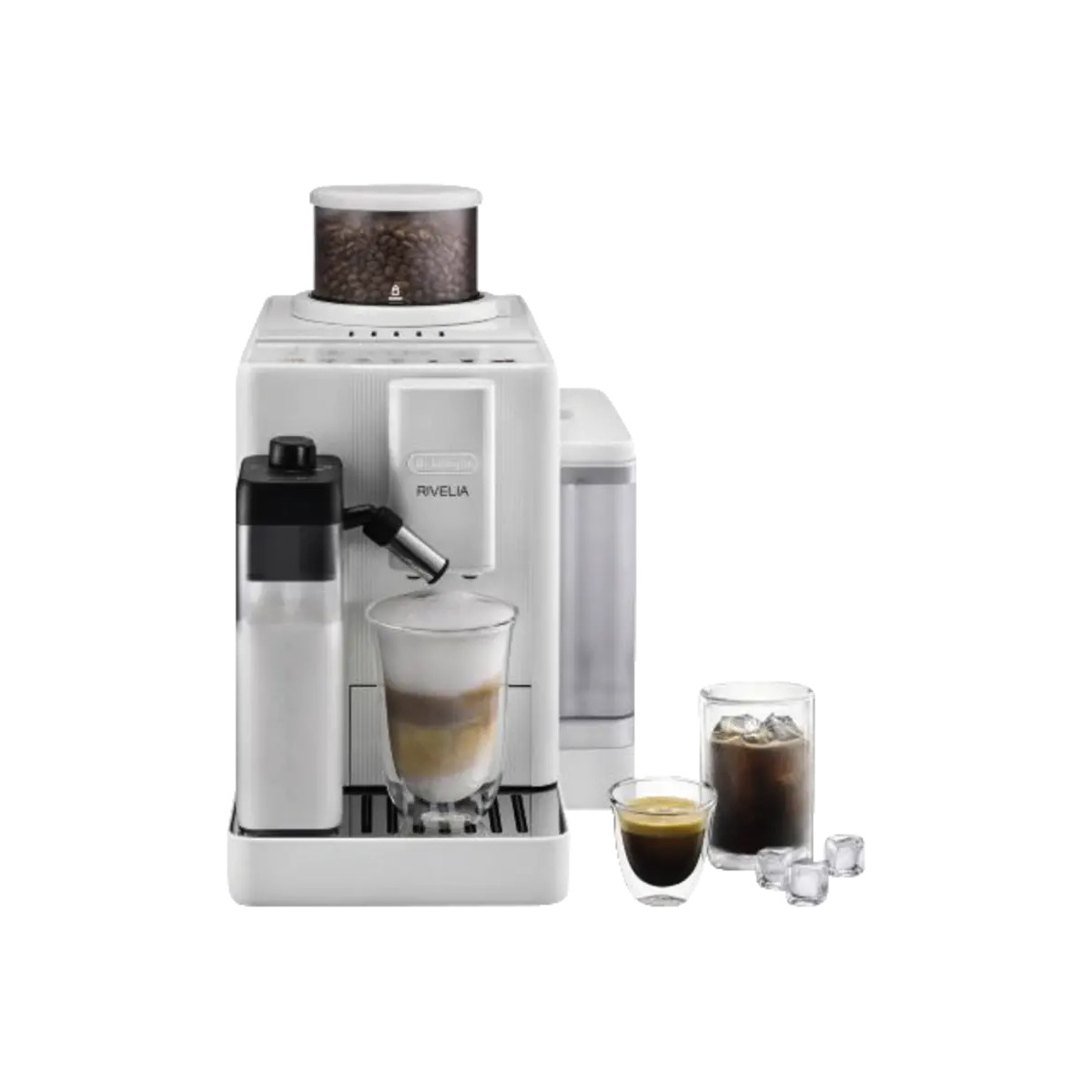 Cafetera blanca DeLonghi Rivelia con jarra de leche, vaso de café en capas, vaso de espresso y café helado.