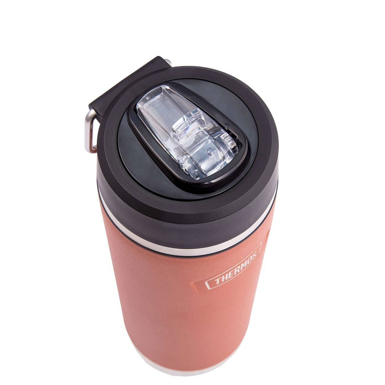 Beyaz arka planda siyah kapaklı ve şeffaf ağızlıklı pembe bir Thermos seyahat kupası.
