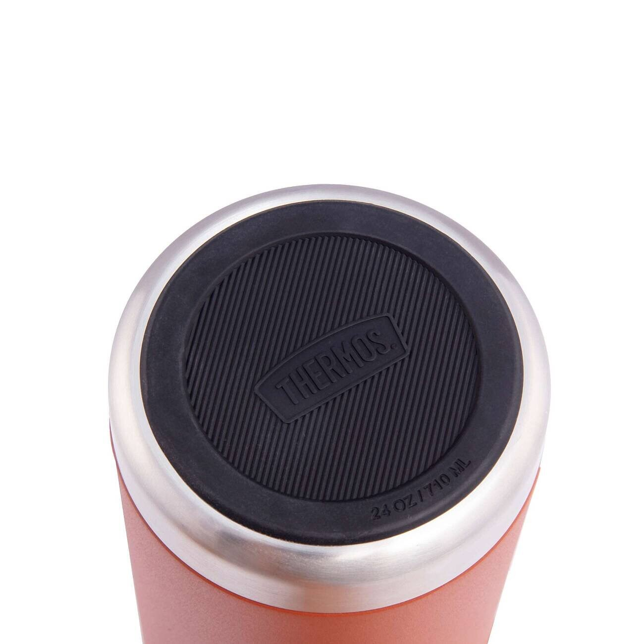 Siyah silikon pedli ve kabartmalı Thermos logolu kırmızı bir Thermos bardağın alt kısmı.