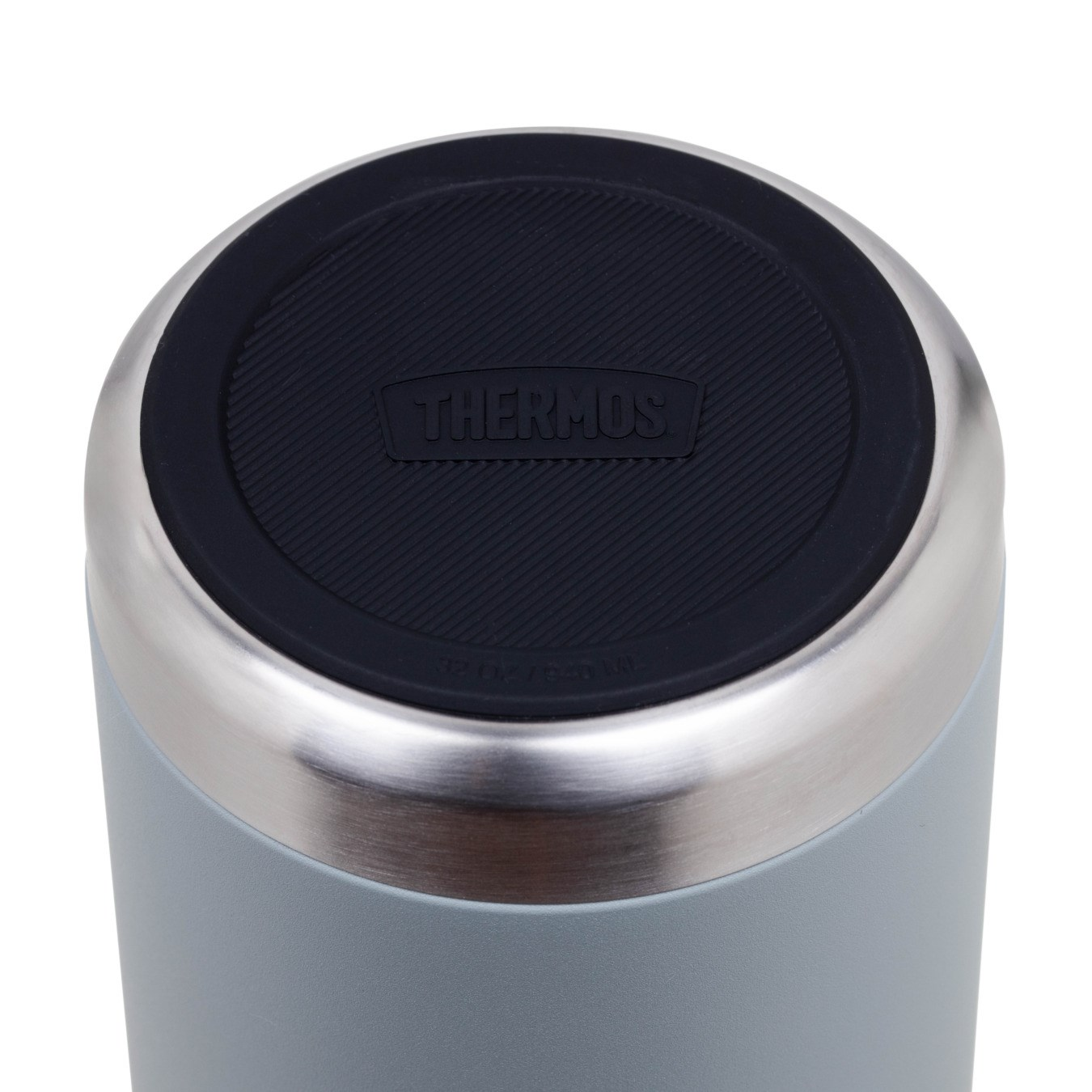 Siyah kapaklı ve metal kenarlı gri Thermos kabının üstten görünümü.