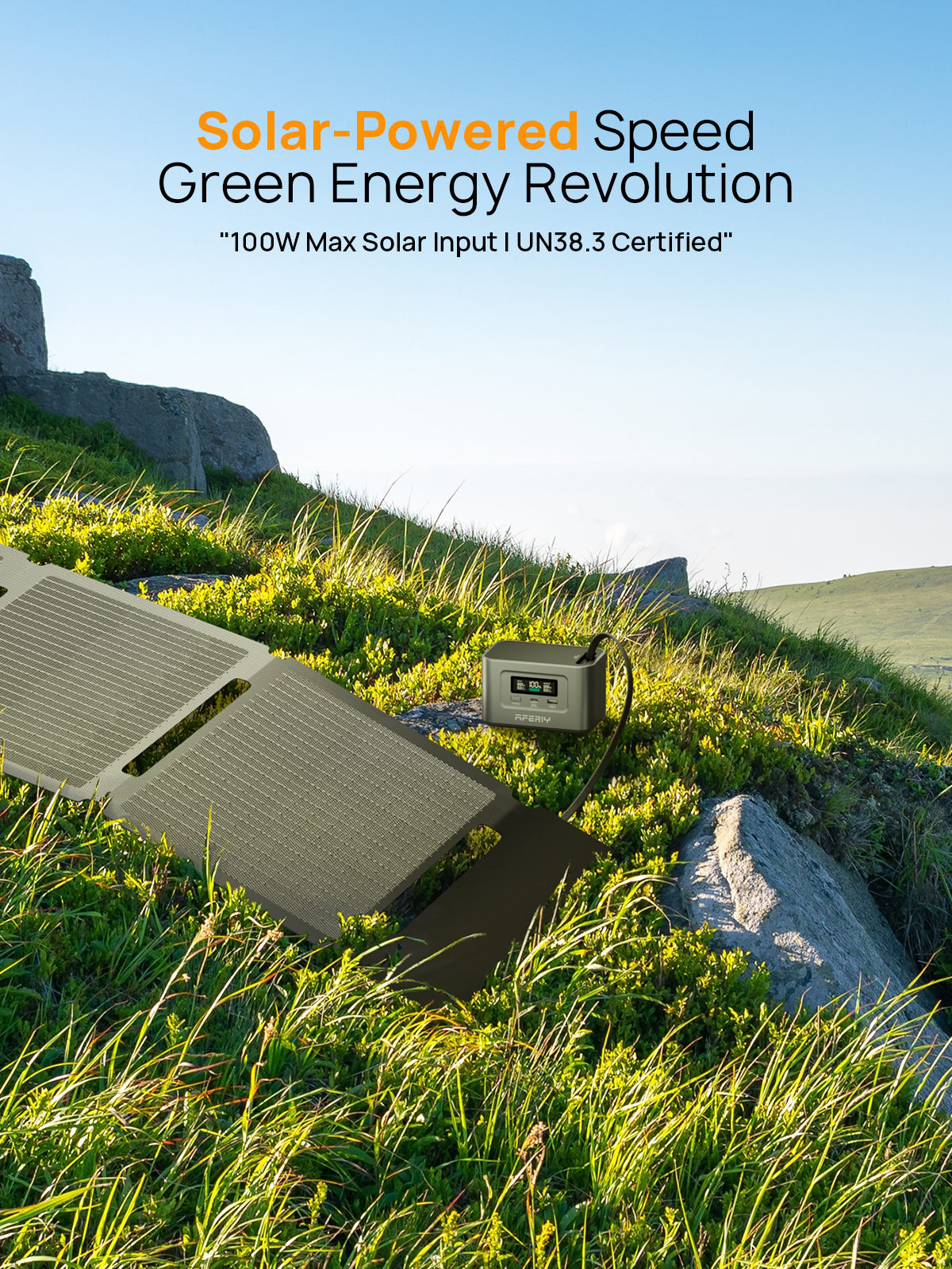 Un panel solar portátil y un generador descansan en una colina verde y soleada con rocas al fondo.
