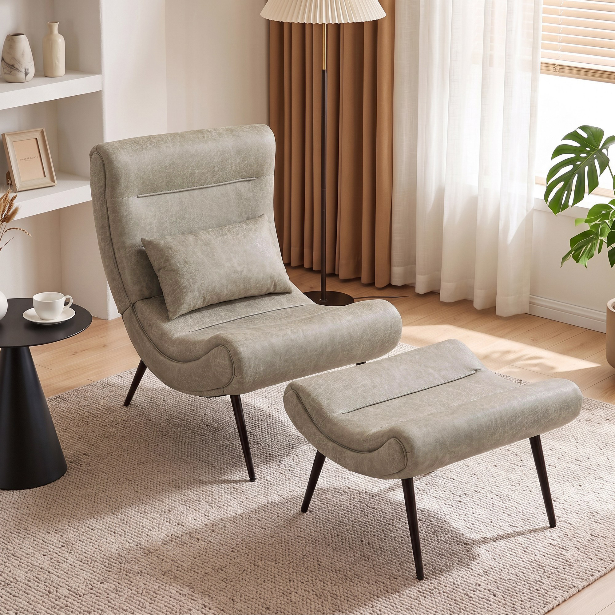 Un sillón gris con cojín y reposapiés descansa sobre una alfombra en una habitación luminosa.